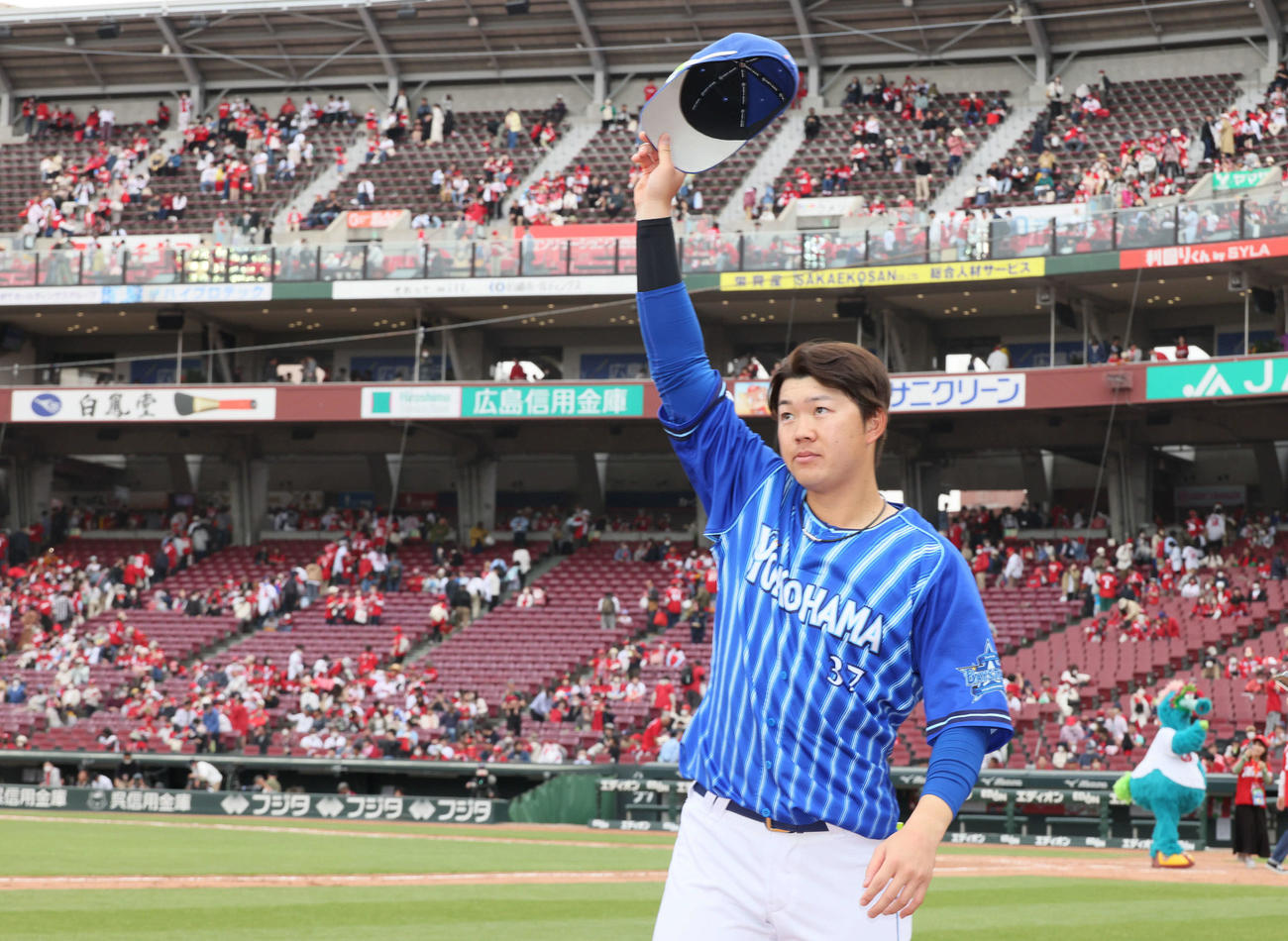 広島対DeNA　ファンの声援に応える楠本（撮影・加藤孝規）
