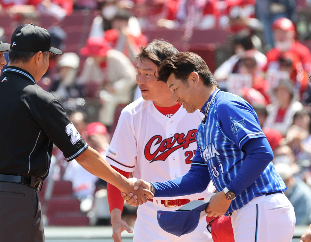 メンバー表の交換をする広島新井監督とDeNA三浦監督（撮影・加藤孝規）