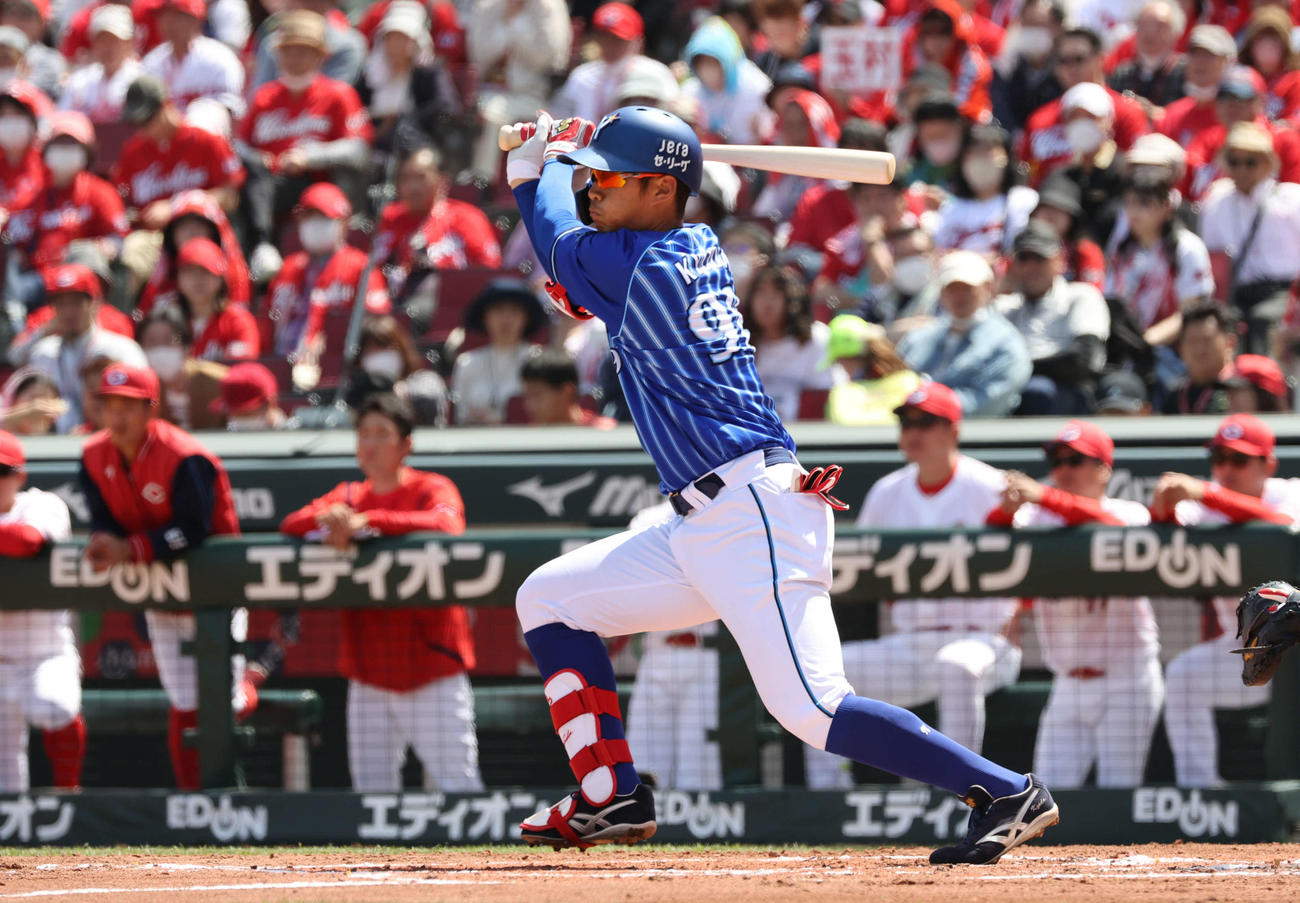 2回表DeNA2死二、三塁、京田は先制2点適時打を放つ（撮影・加藤孝規）
