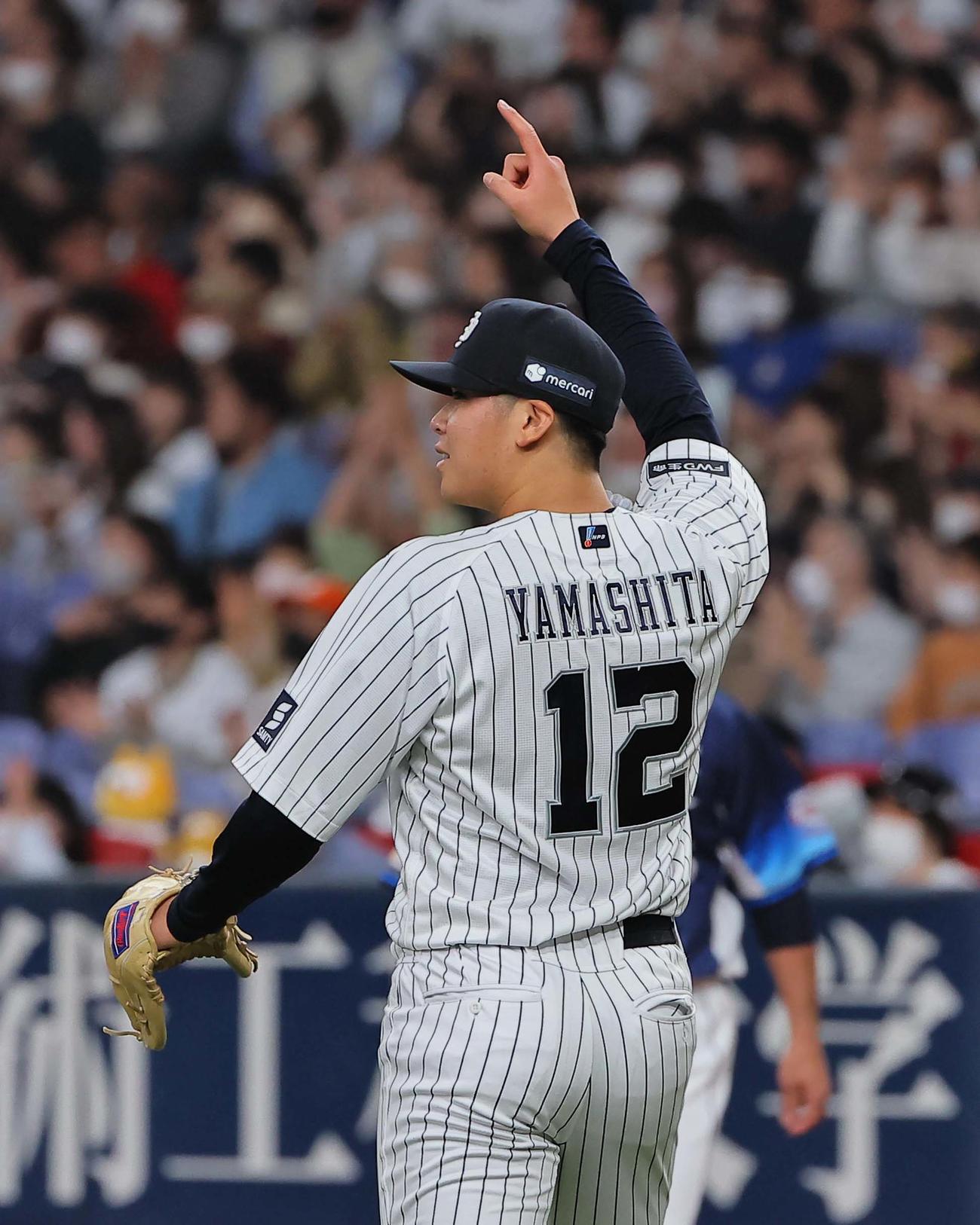 オリックス対西武　4回表西武2死一、二塁、佐藤の大飛球を好捕した中堅手中川圭に向かって右手を突き上げる山下（撮影・上田博志）