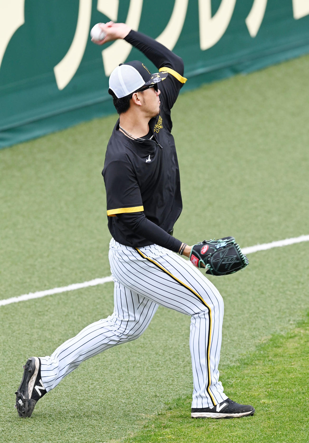 キャッチボールを行う伊藤将（撮影・前岡正明）