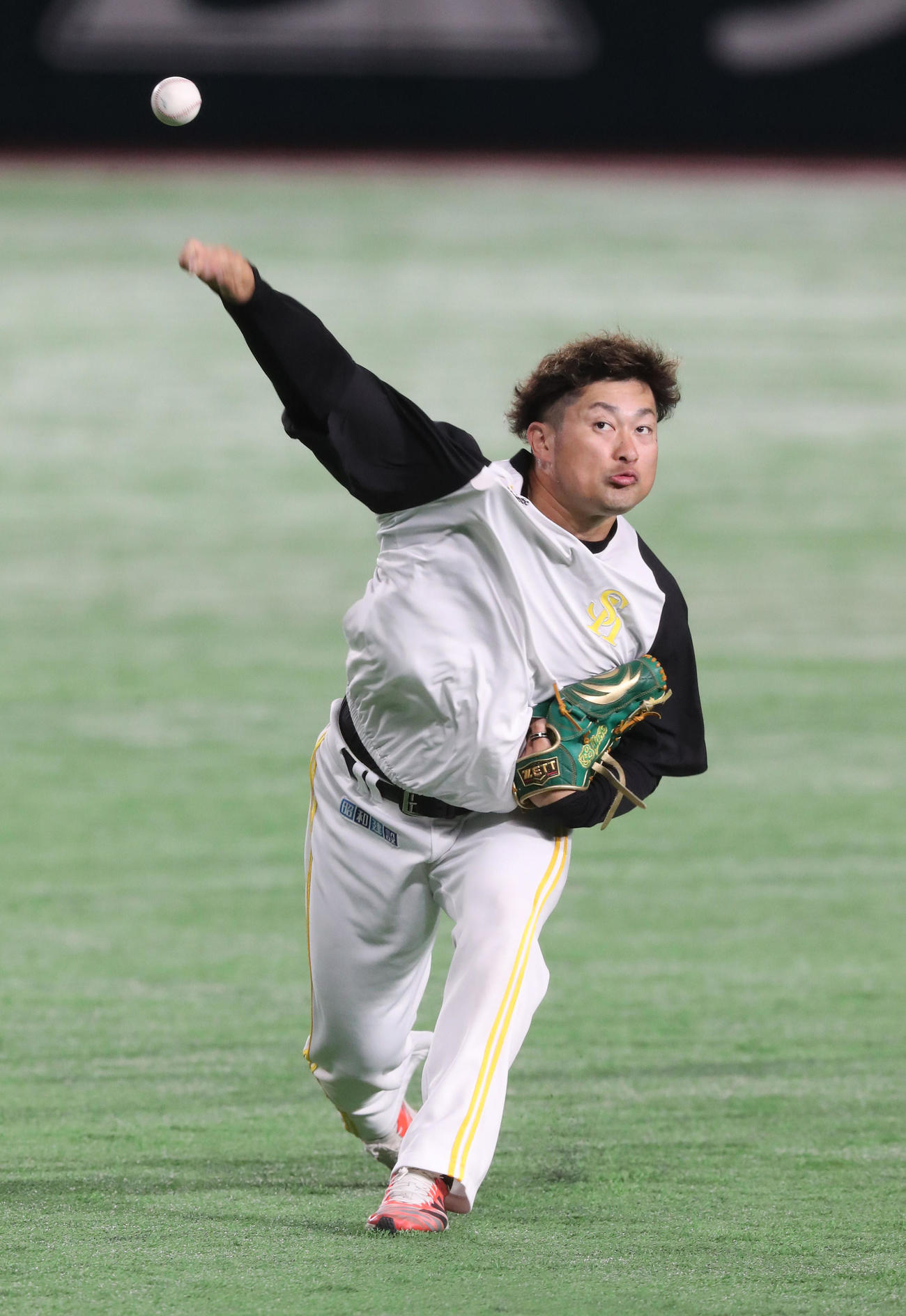 キャッチボールで調整する森（撮影・梅根麻紀）