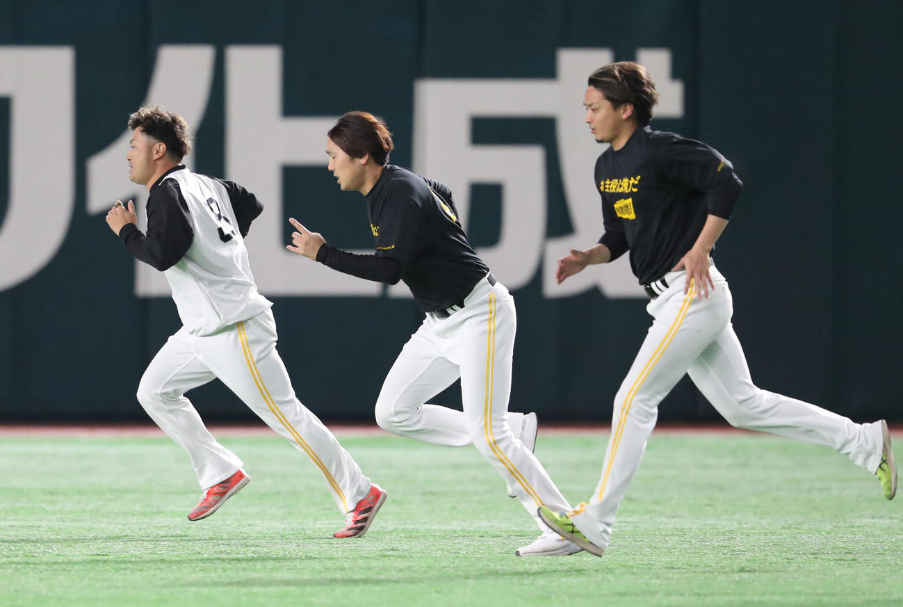 ランニングする左から森、石川、東浜（撮影・梅根麻紀）