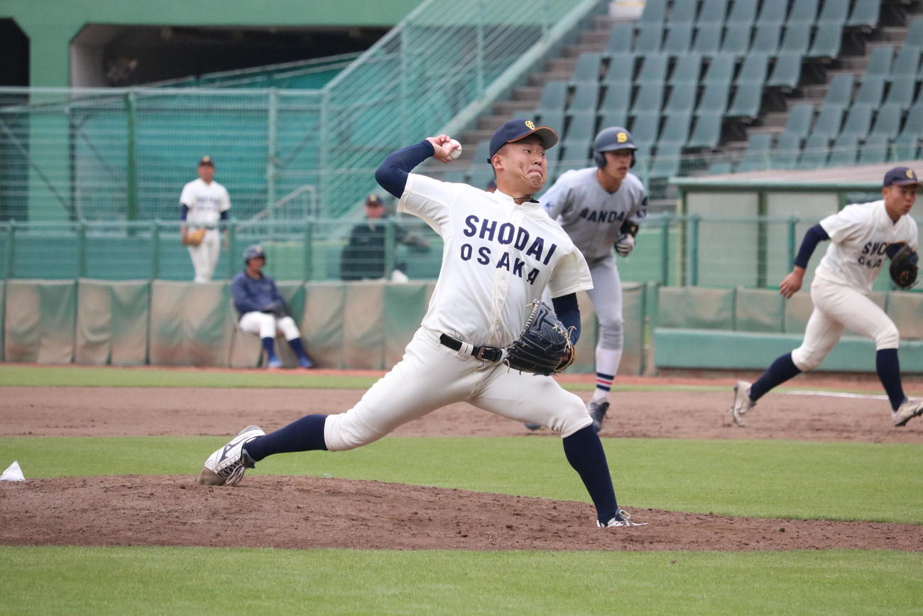 大商大対京産大　力投する大商大2番手の上田大河（撮影・林亮佑）