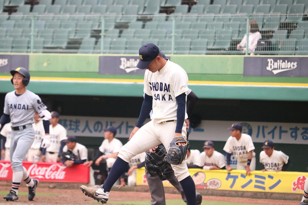 大商大対京産大　8回表2死満塁、大商大2番手の上田大河は逆転打を許して肩を落とす（撮影・林亮佑）