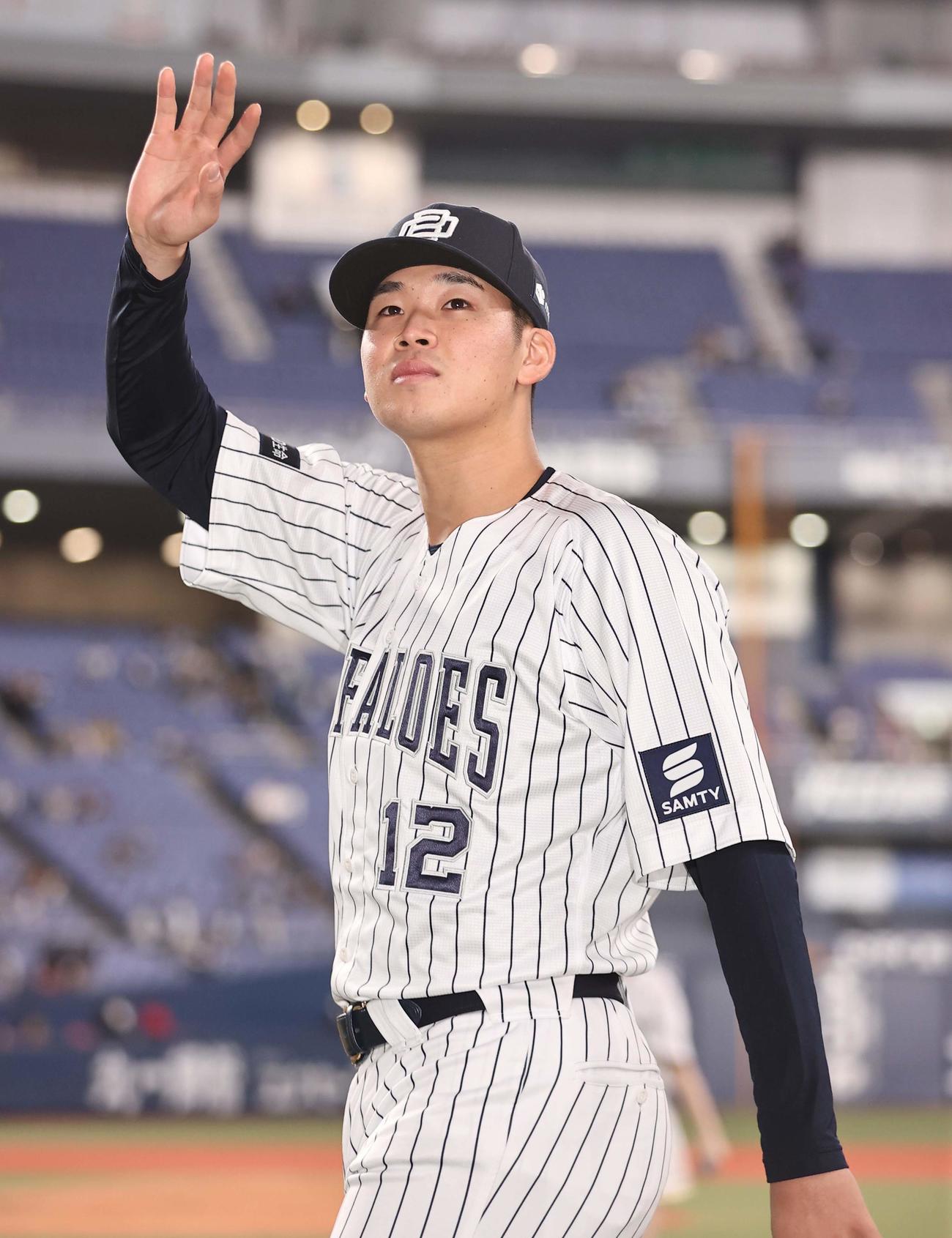 23日、オリックス対西武　2勝目をあげた山下舜平大はファンの歓声に手を上げて応える