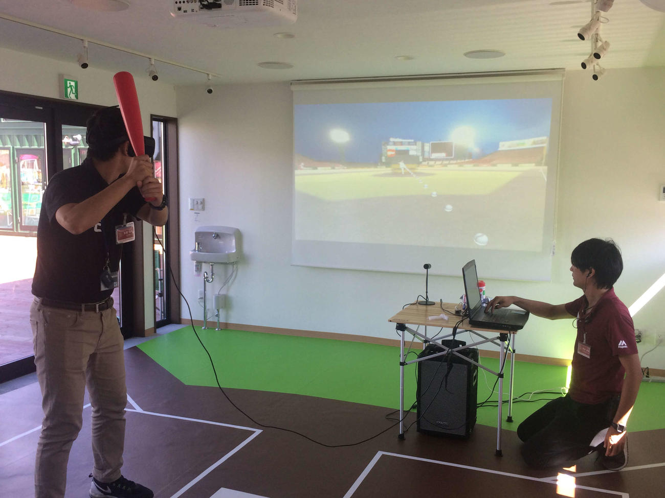 VRトレーニングシステムの投球を体験する楽天関係者（2016年撮影）