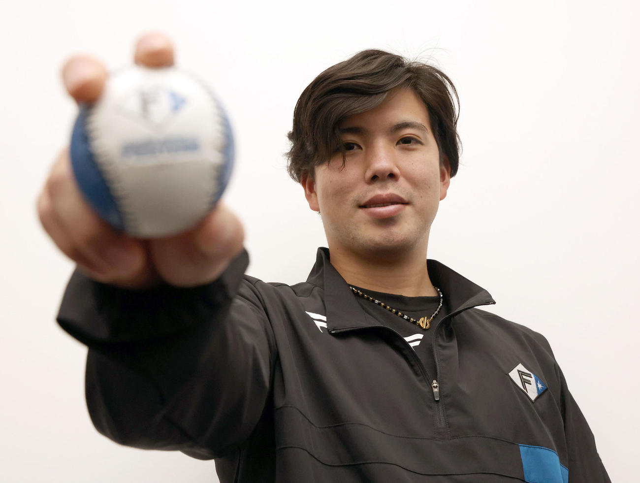 笑顔で撮影に応じる日本ハム金村（撮影・佐藤翔太）