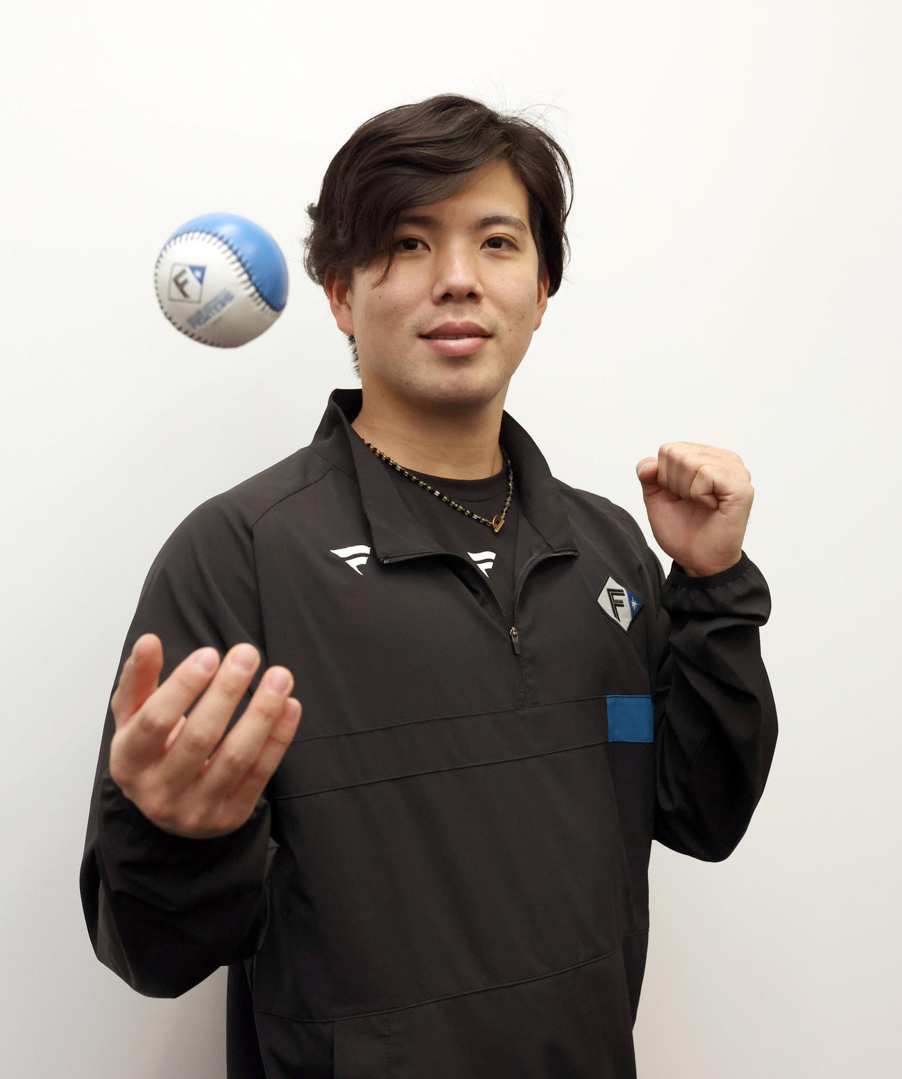 笑顔で撮影に応じる日本ハム金村（撮影・佐藤翔太）
