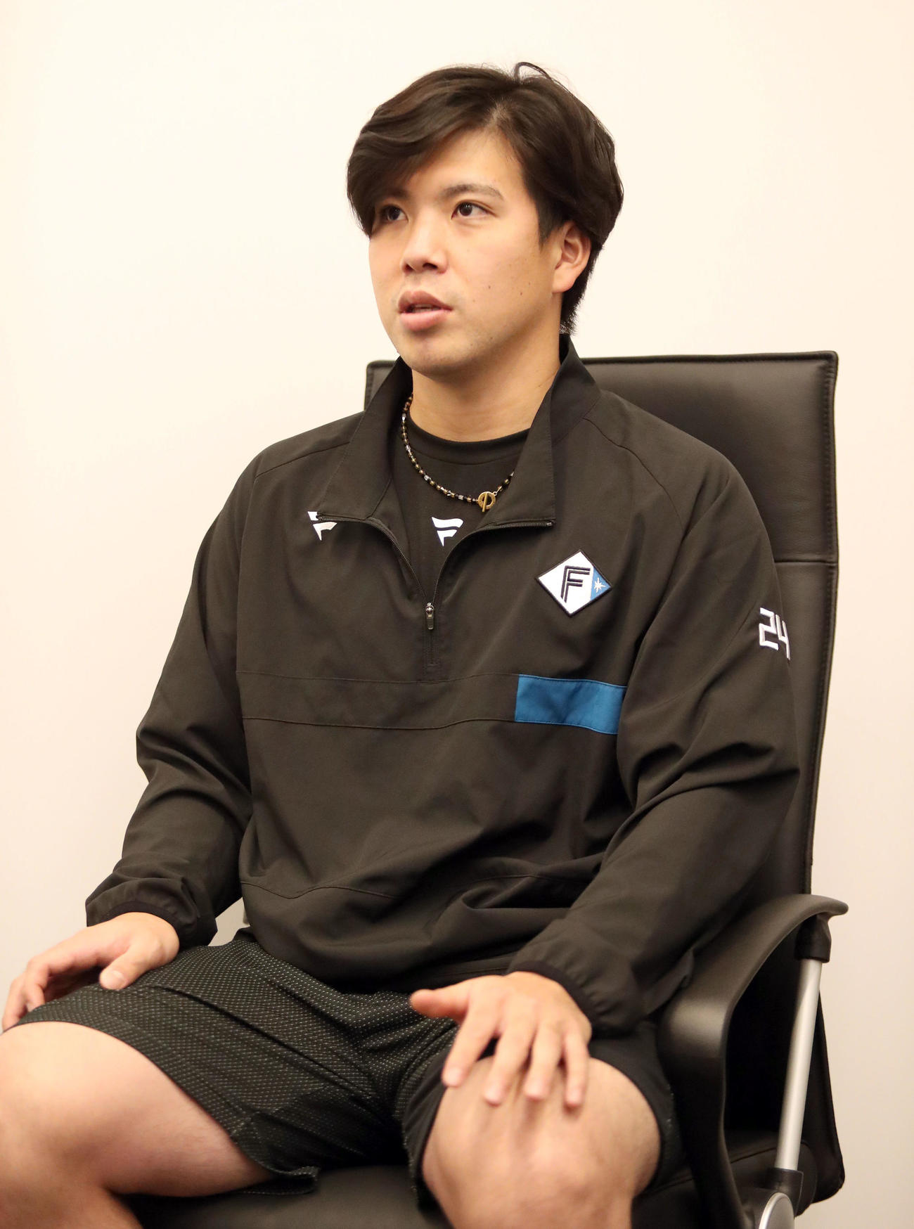 インタビューを受ける日本ハム金村（撮影・佐藤翔太）