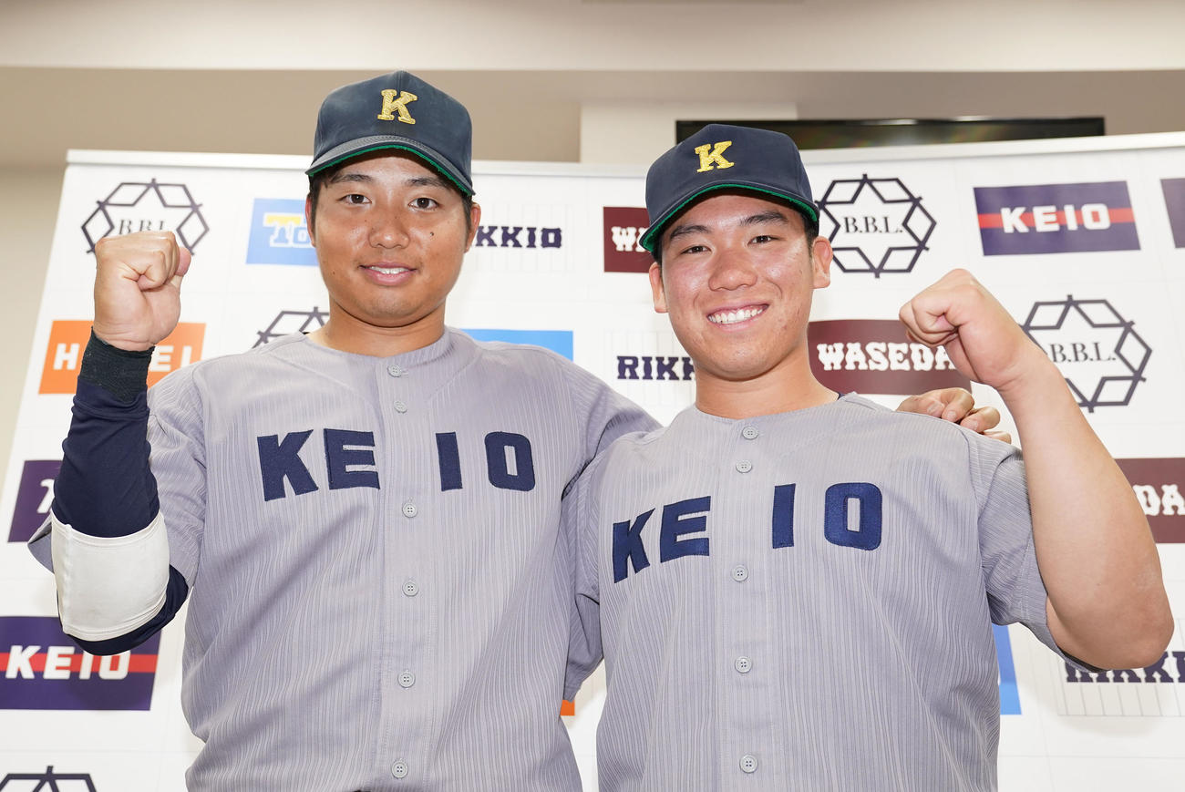 慶大対明大　試合後、ガッツポーズで笑顔を見せる慶大・栗林泰（左）と善波（撮影・狩俣裕三）