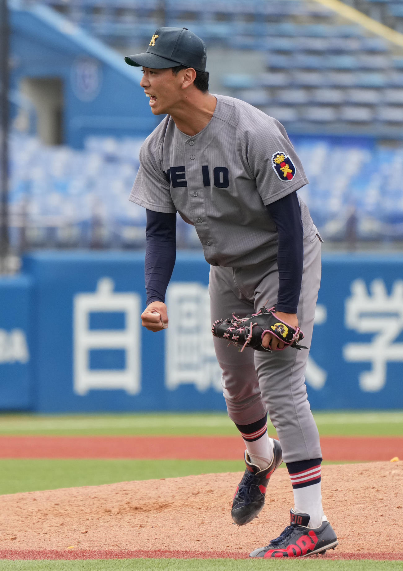 慶大対明大　9回裏明大2死満塁、明大・小島大を二ゴロに打ち取り、ほえる慶大・浮橋（撮影・狩俣裕三）