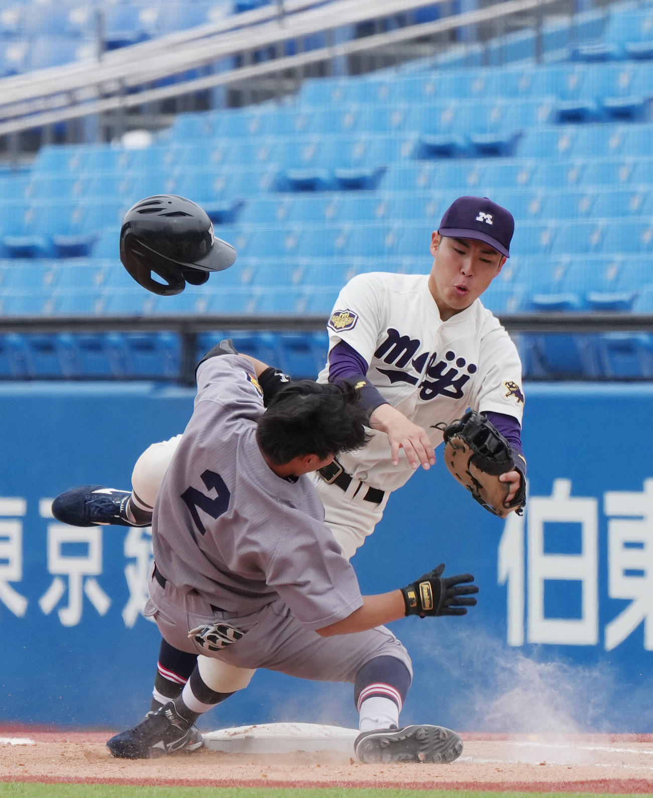 慶大対明大　5回表慶大無死、三塁内野安打で送球がそれ、交錯する明大・宮田（後方）と慶大・本間（撮影・狩俣裕三）