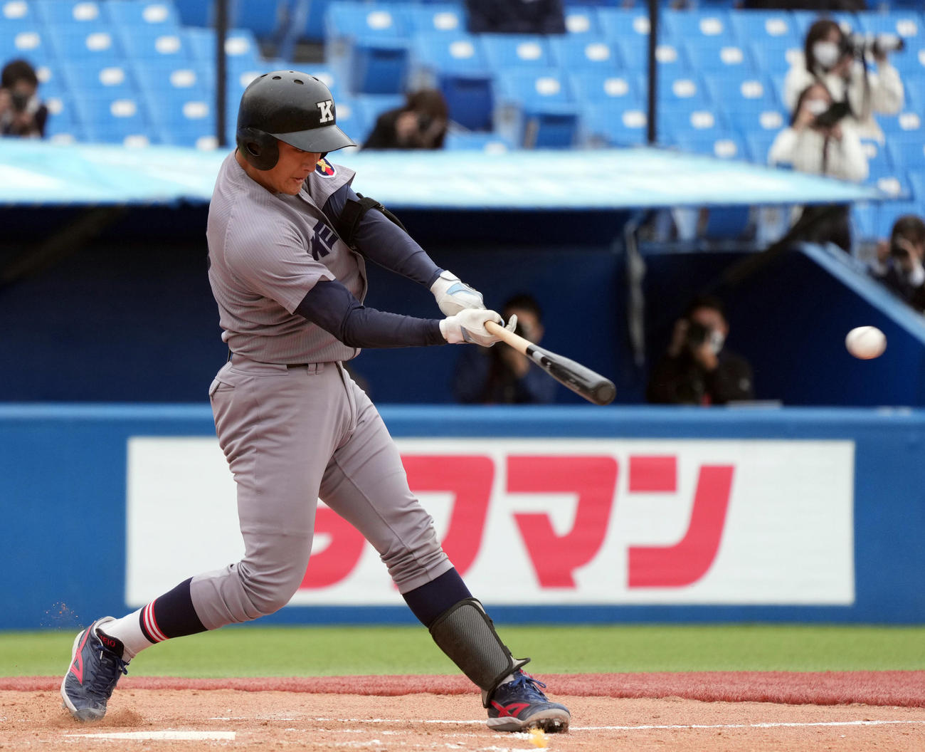 慶大対明大　7回表慶大1死二塁、適時打を放つ宮崎（撮影・狩俣裕三）