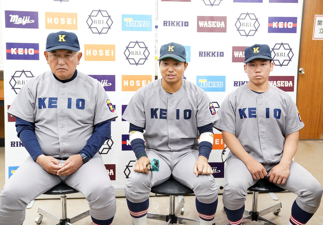 慶大対明大　試合後、記者の質問に答える、慶大・栗林泰（中央）。左は堀井監督、右は善波（撮影・狩俣裕三）