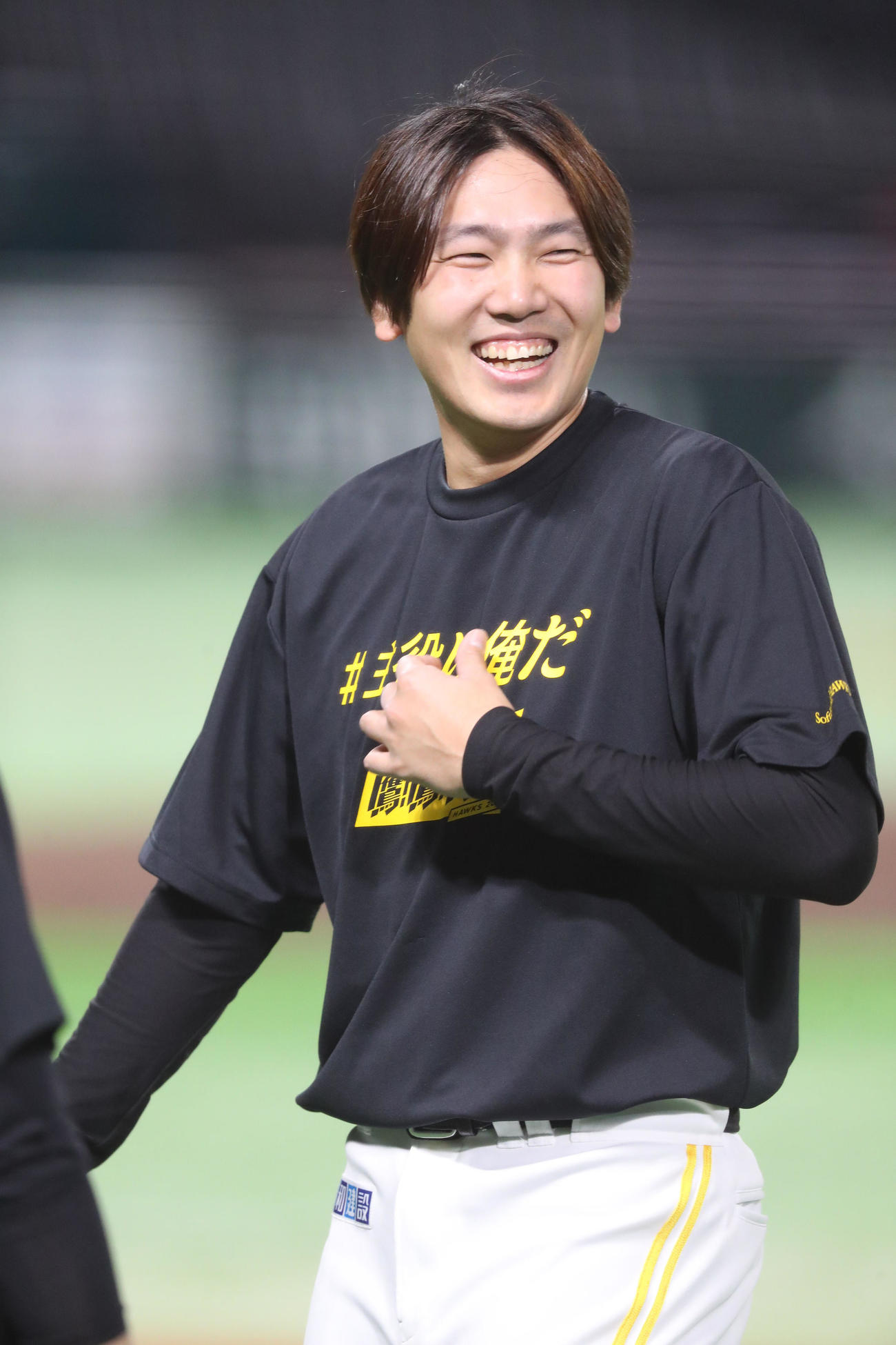 練習中、笑顔を見せる石川（撮影・梅根麻紀）