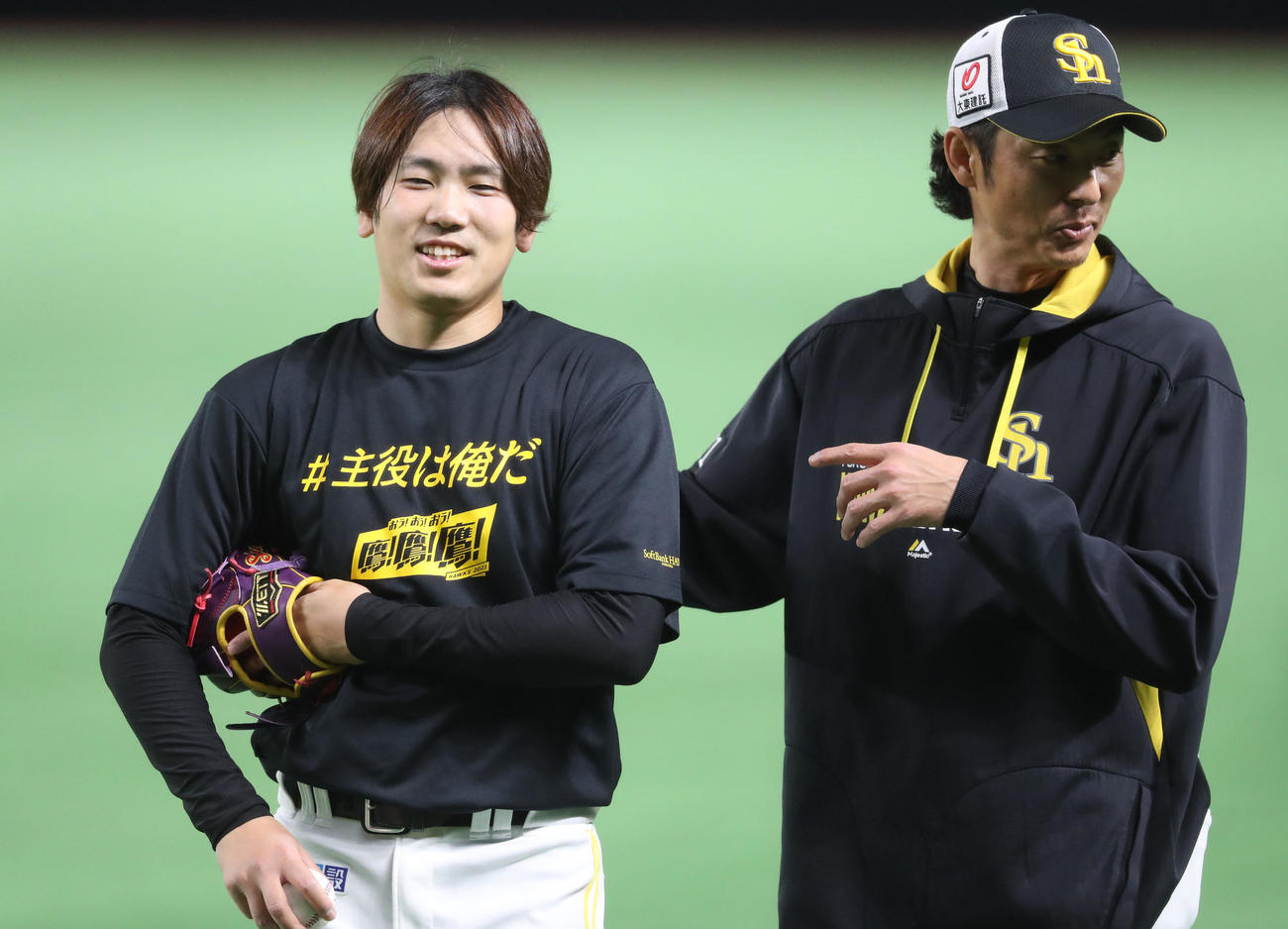 練習を終えた石川は斉藤和コーチと話をする（撮影・梅根麻紀）