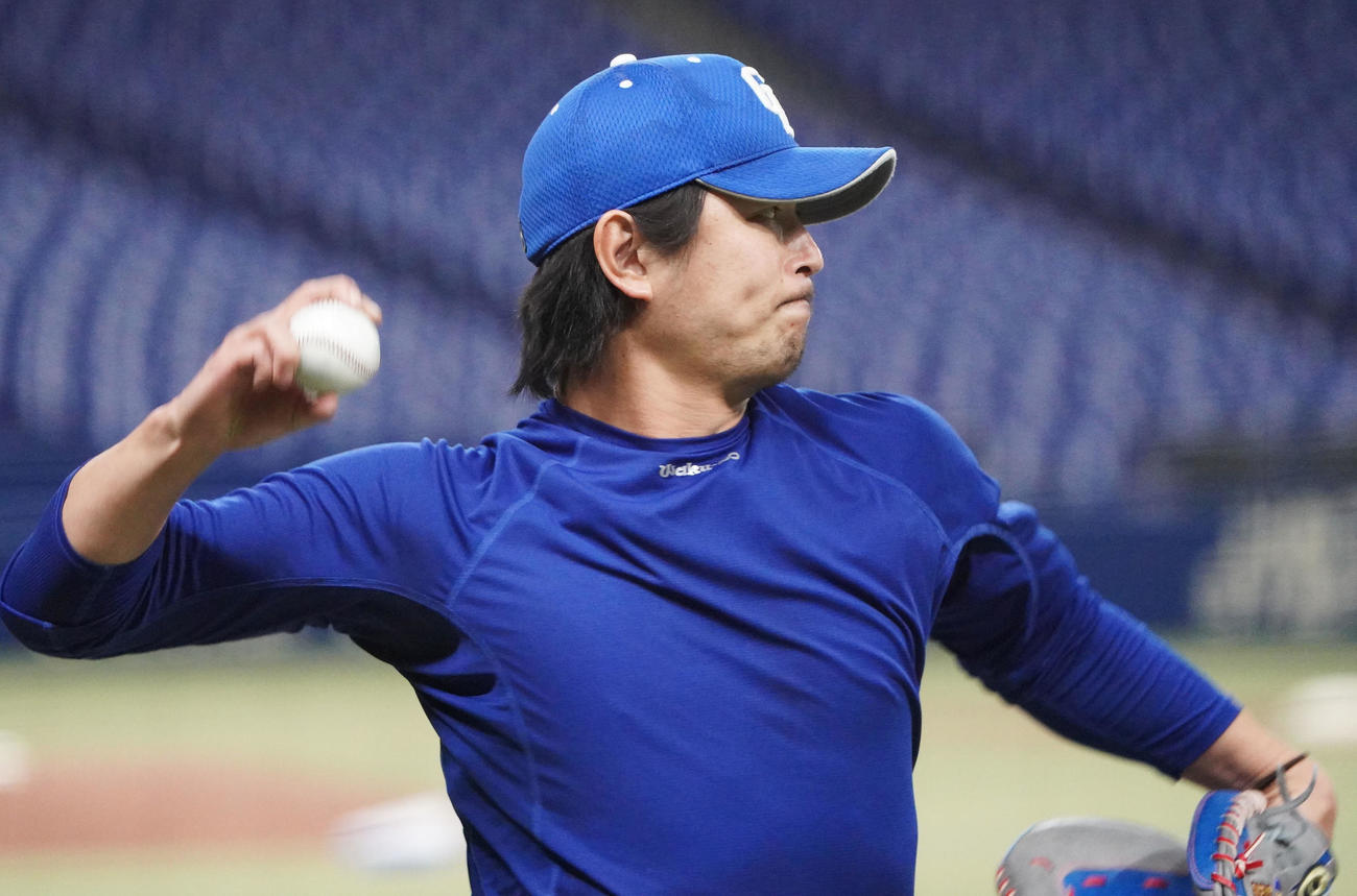 キャッチボールをする涌井（撮影・森本幸一）