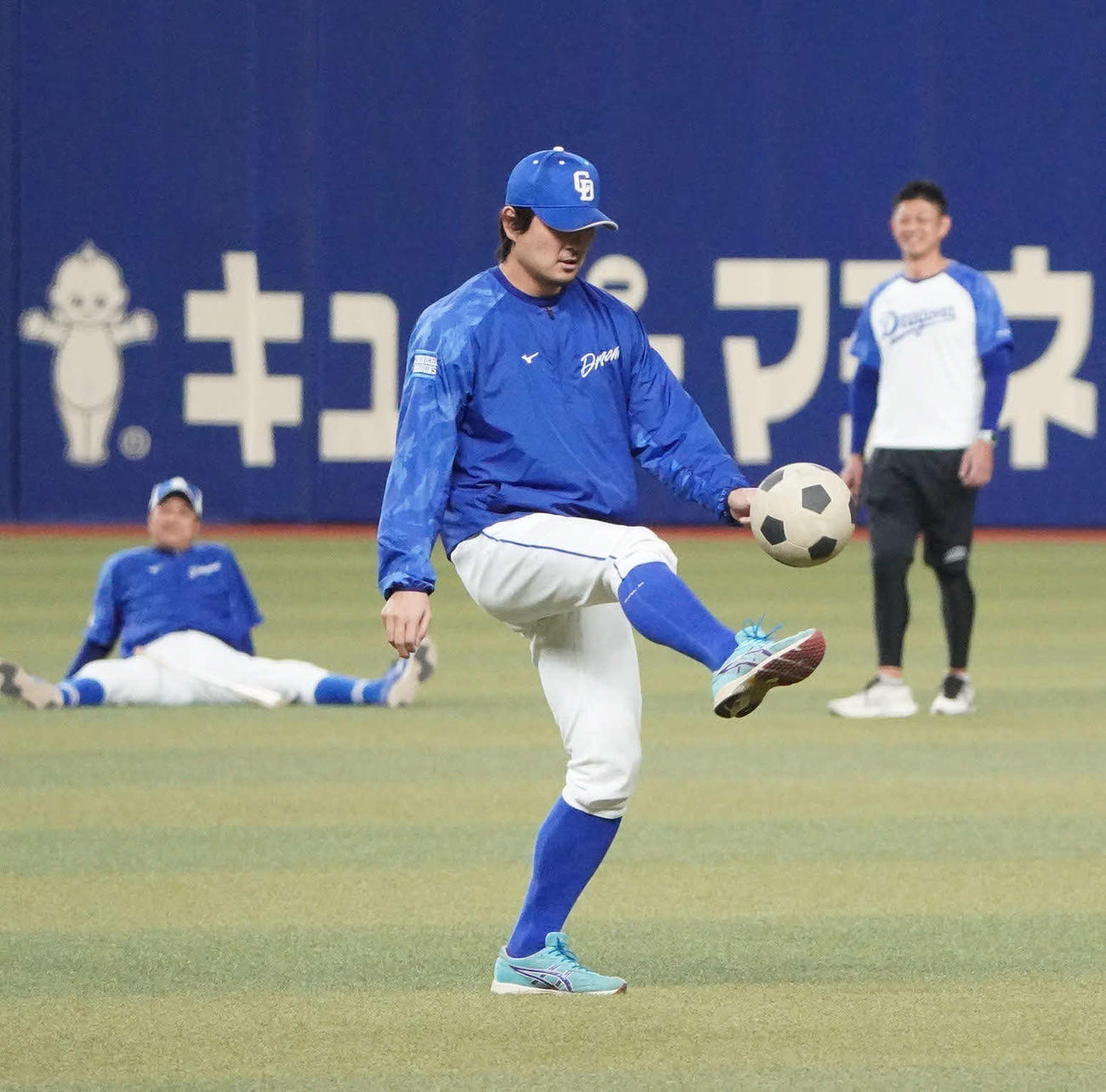 サッカーボールでリフティングをする中日涌井（撮影・森本幸一）
