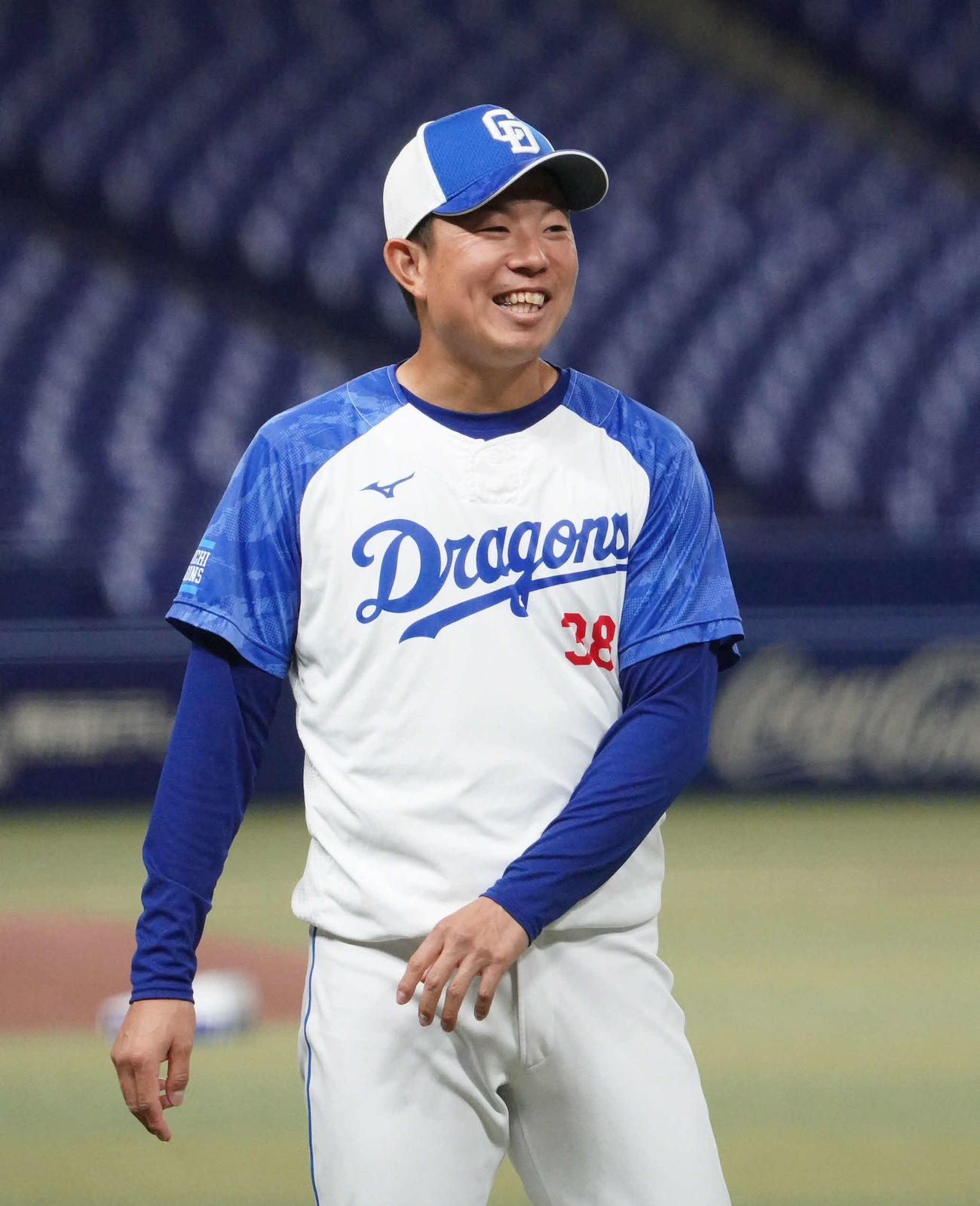 練習の合間に明るい表情を見せる松葉（撮影・森本幸一）