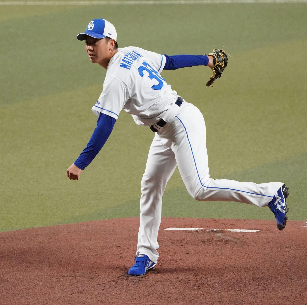 バンテリンドームナゴヤのマウンドで投球練習をする松葉（撮影・森本幸一）