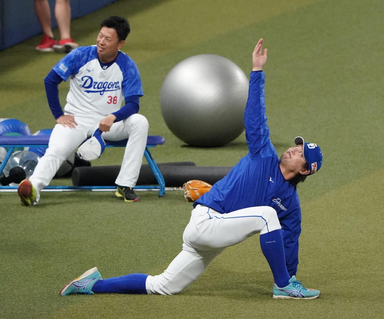 練習開始前ストレッチをする涌井（右）左は松葉（撮影・森本幸一）