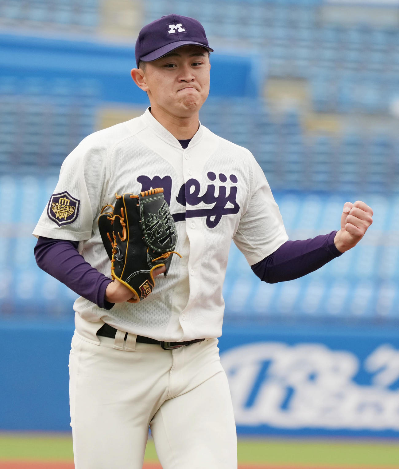 慶大対明大　6回表慶大2死一、二塁、慶大・本間を二ゴロに打ち取り、ガッツポーズをする明大先発の石原（撮影・狩俣裕三）