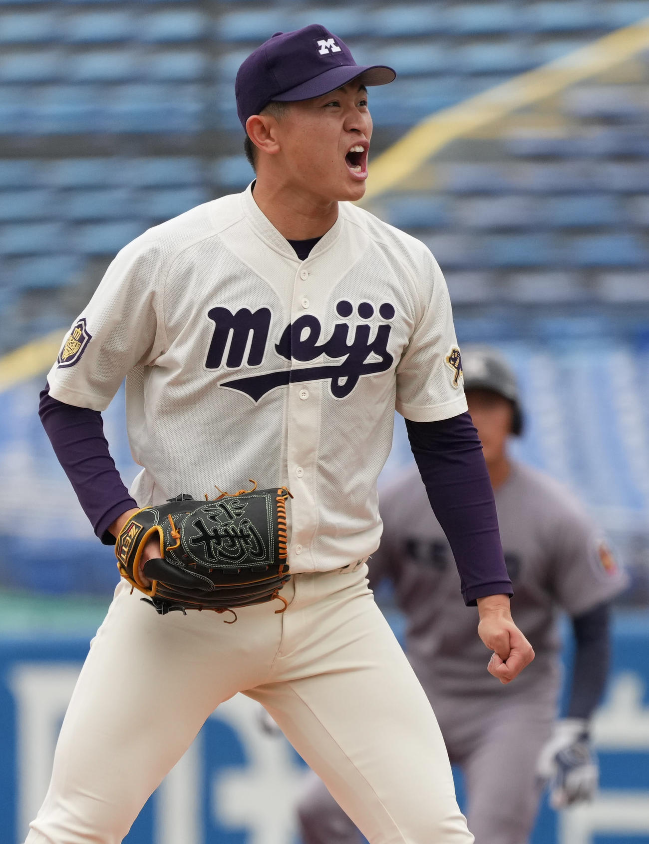 慶大対明大　5回表慶大2死一、二塁、慶大・村上を空振り三振に仕留め、雄たけびを上げる明大先発の石原（撮影・狩俣裕三）