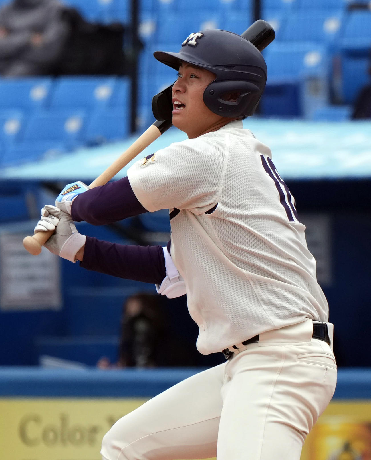 慶大対明大　2回裏明大2死一、二塁、適時二塁打を放つ明大・石原（撮影・狩俣裕三）