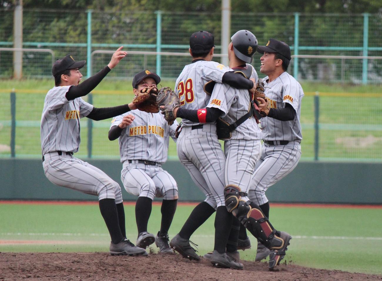 初の全国大会出場を決め喜ぶ大阪公立大ナイン（撮影・柏原誠）