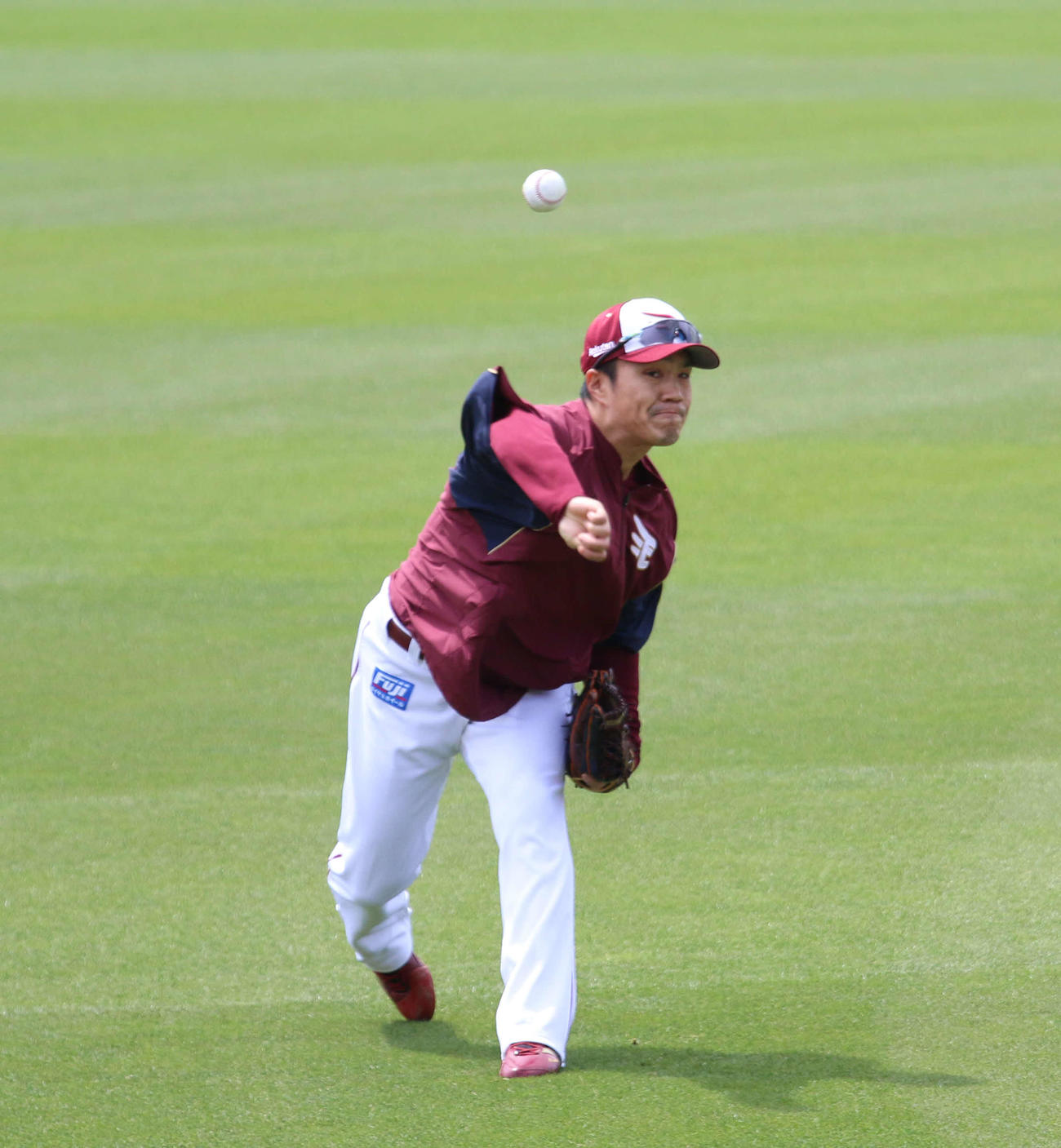 楽天モバイルパークで練習した楽天則本（撮影・木下大輔）