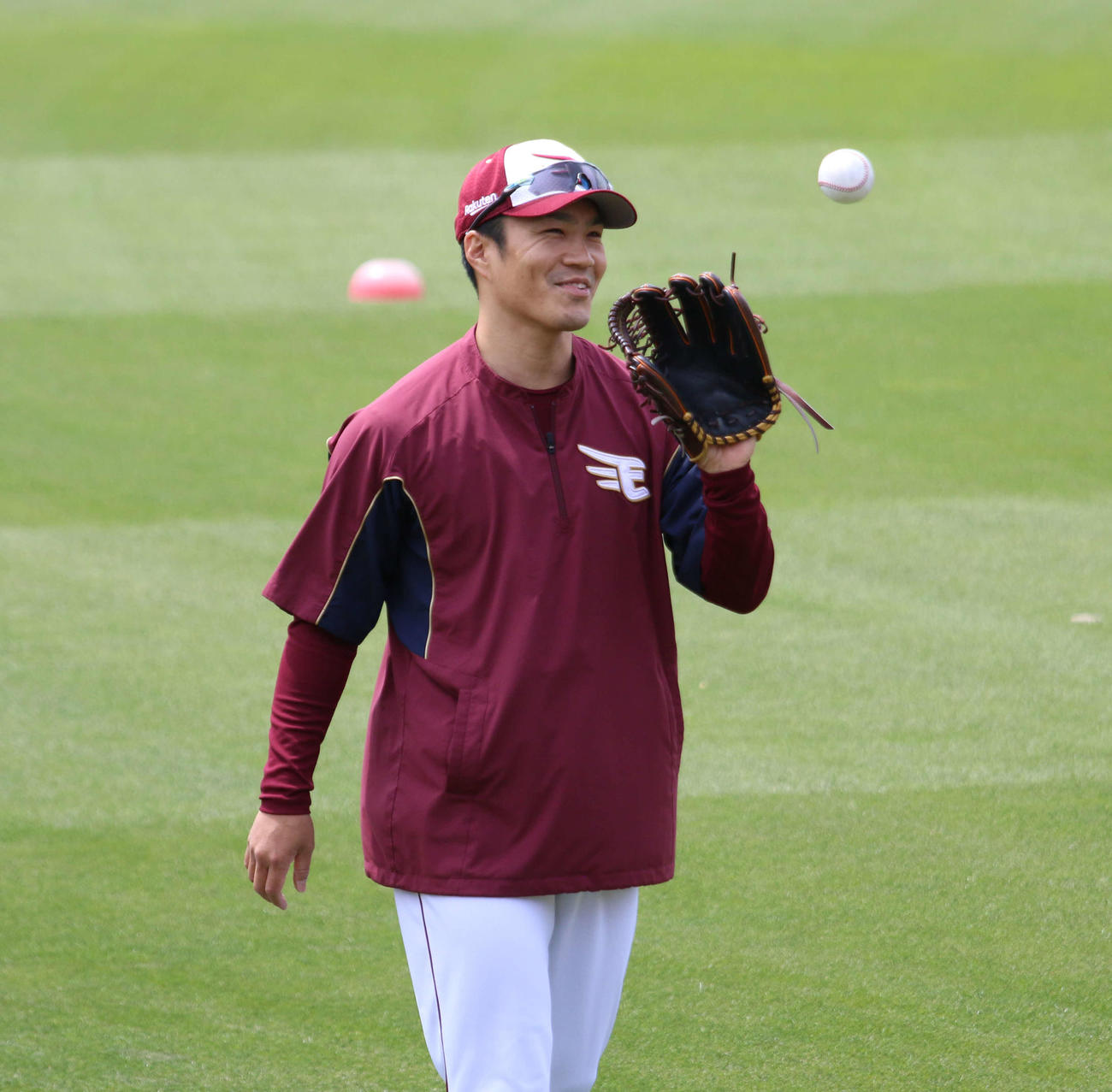 楽天モバイルパークで練習した楽天則本（撮影・木下大輔）