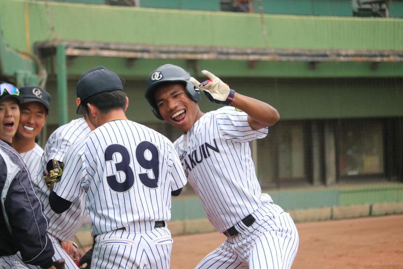 大阪学院大対神戸学院大　6回裏2死一塁、大阪学院大のエドポロ・ケイン外野手（2年＝日本航空）が勝ち越し2ランを放ち、ベンチ前でパフォーマンスを決める（撮影・林亮佑）