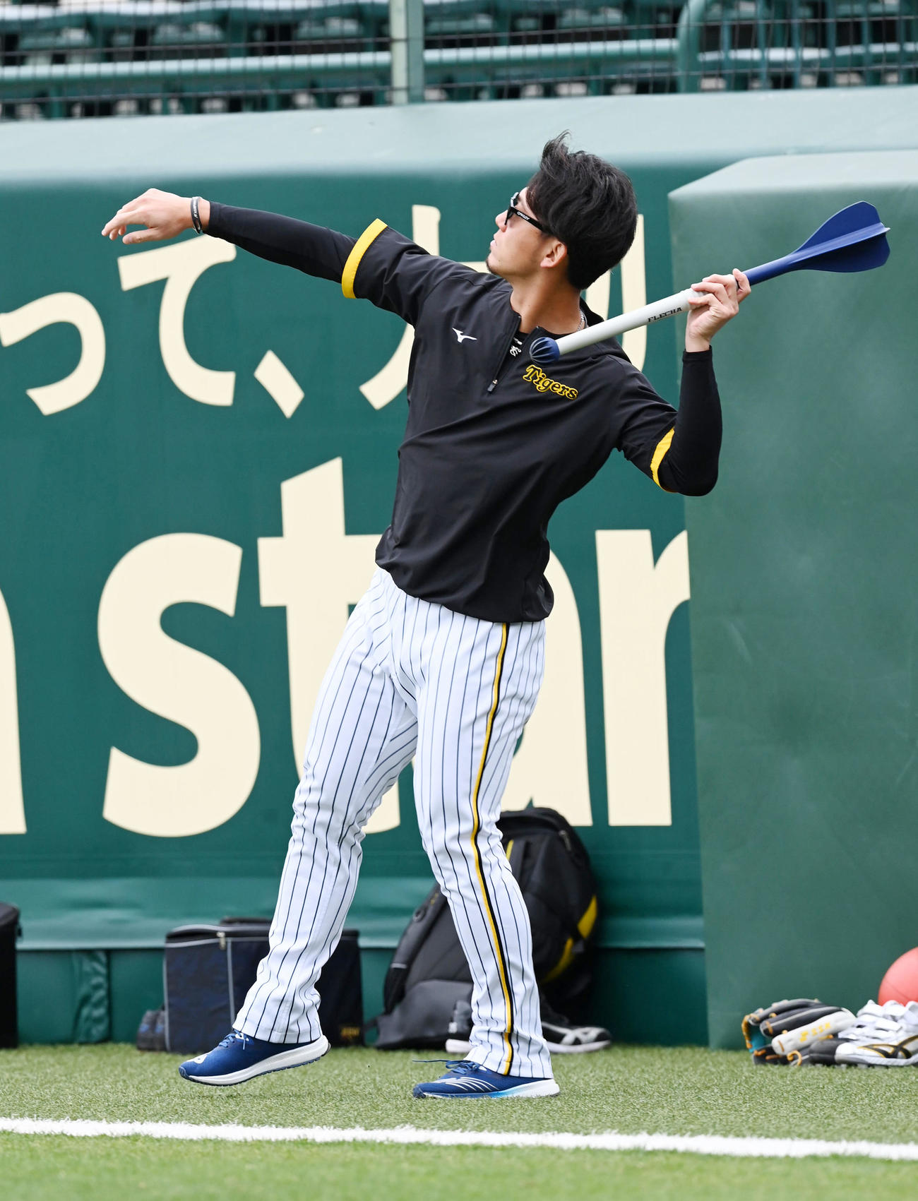 やり投げを行う阪神伊藤将（撮影・前岡正明）