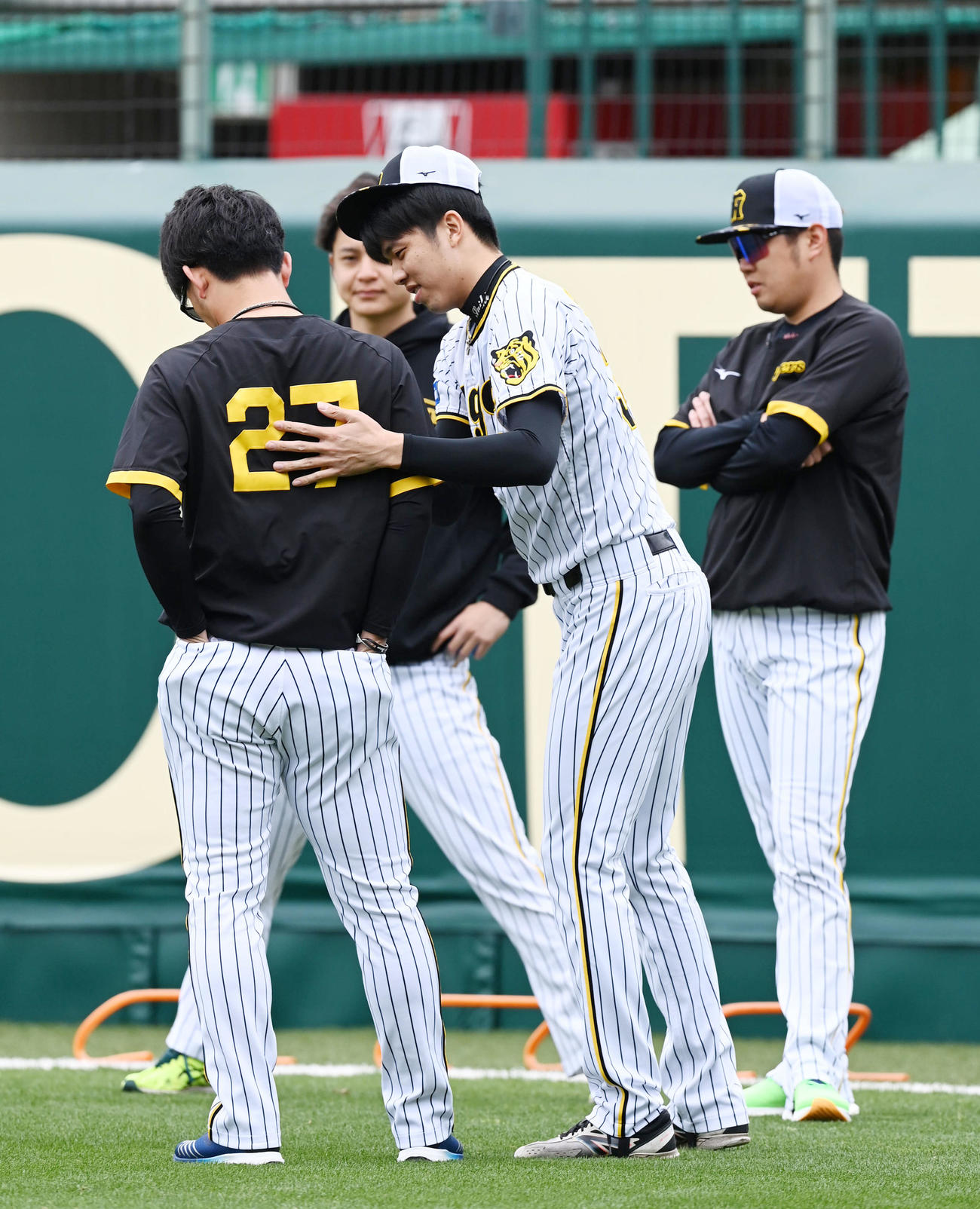 阪神伊藤将（左）を触りチェックする才木（撮影・前岡正明）
