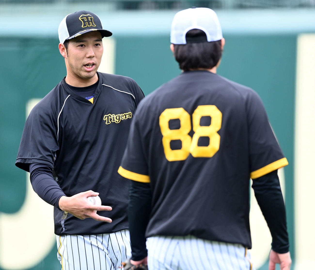 投球後、安藤コーチ（右）と話す阪神青柳（撮影・前岡正明）