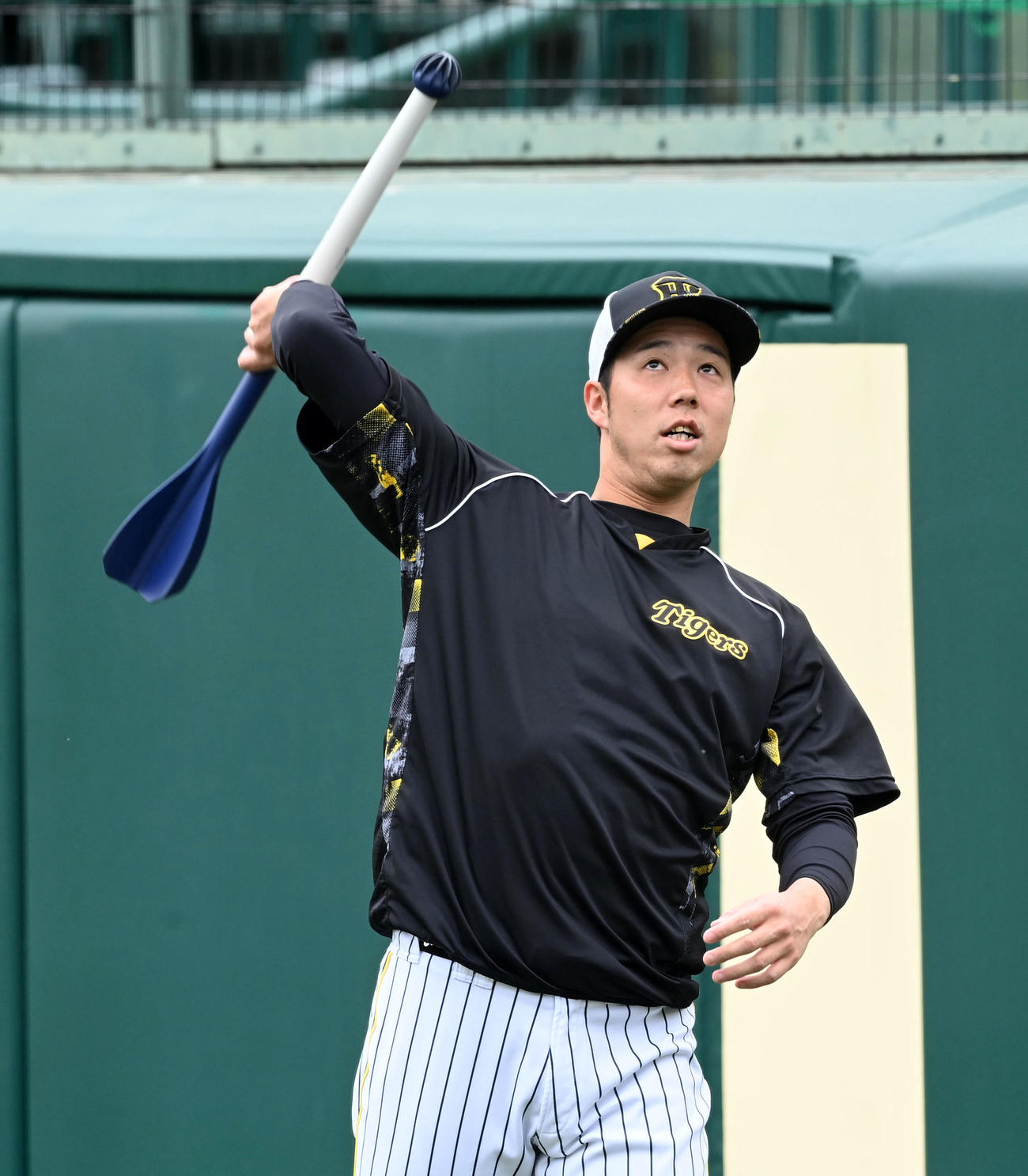 阪神大竹のやりを借りて試す青柳（撮影・前岡正明）
