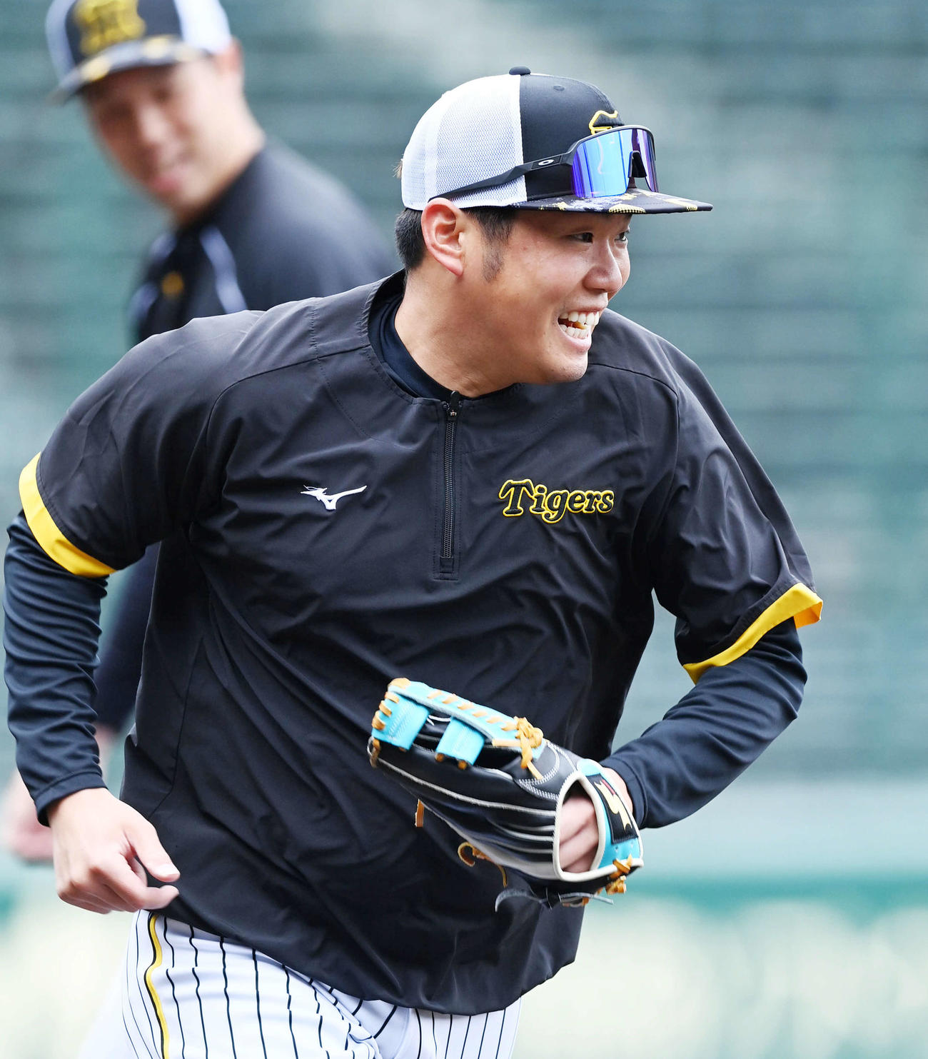 守備練習で笑顔を見せる阪神西勇（撮影・前岡正明）