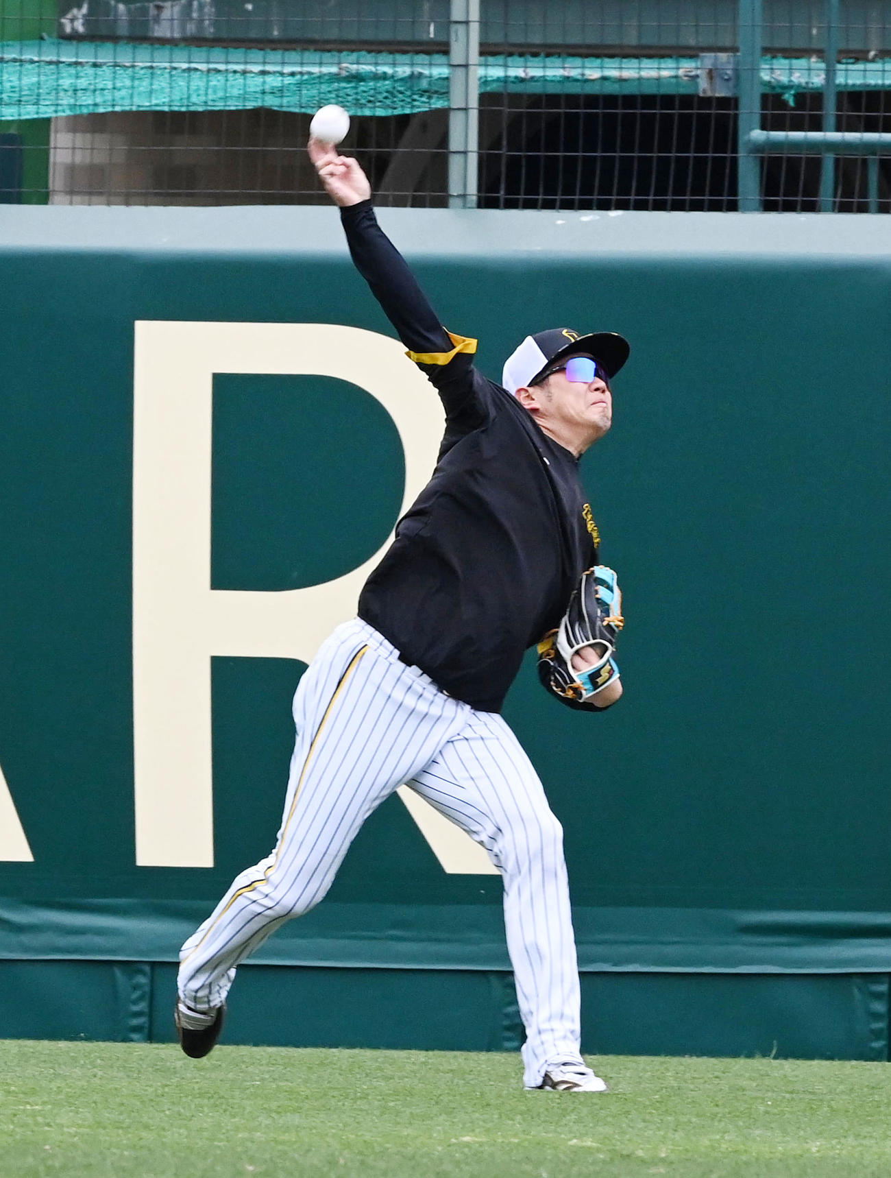 キャッチボールを行う阪神西勇（撮影・前岡正明）