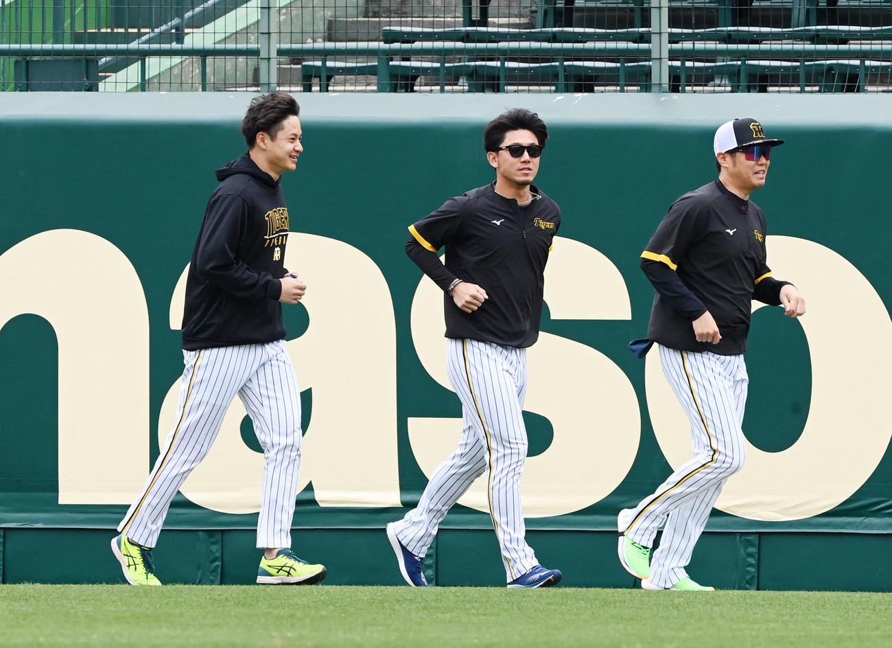 外野を走る、左から阪神大竹、伊藤将、西勇（撮影・前岡正明）