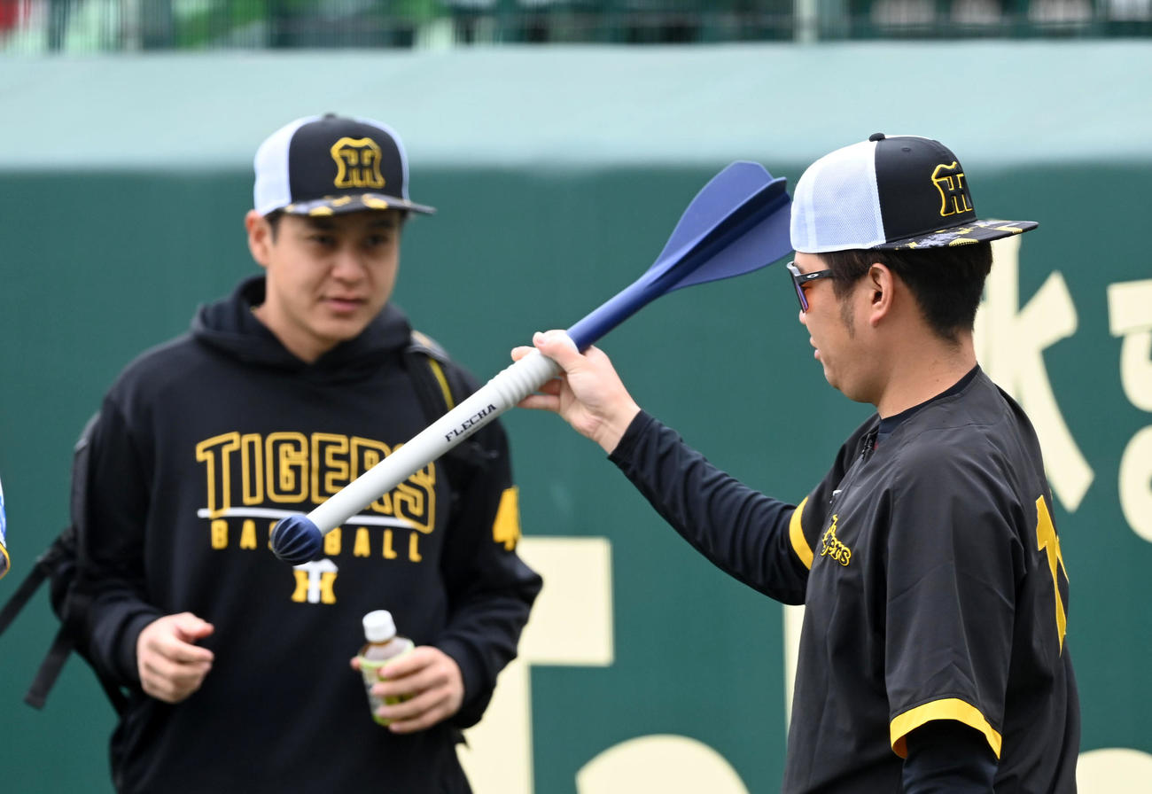 大竹（左）のやりを見る阪神西勇（撮影・前岡正明）