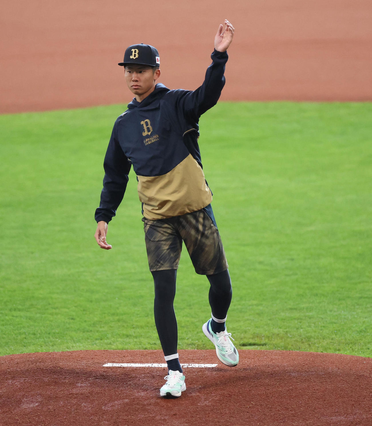 マウンドの感触を確認するオリックス曽谷（撮影・佐藤翔太）