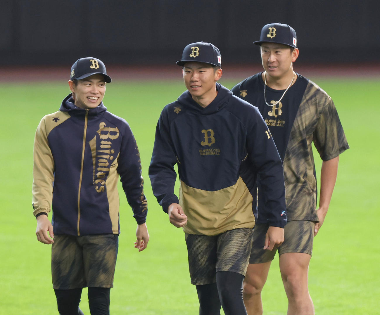 笑顔でウオーミングアップをする左からオリックス山岡、曽谷、杉本（撮影・佐藤翔太）