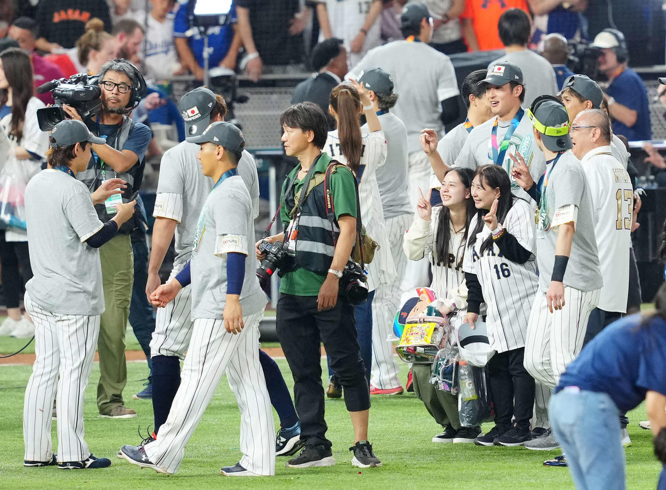 日本対米国　優勝して家族を記念撮影する宮城大弥（左）（2023年3月21日撮影）