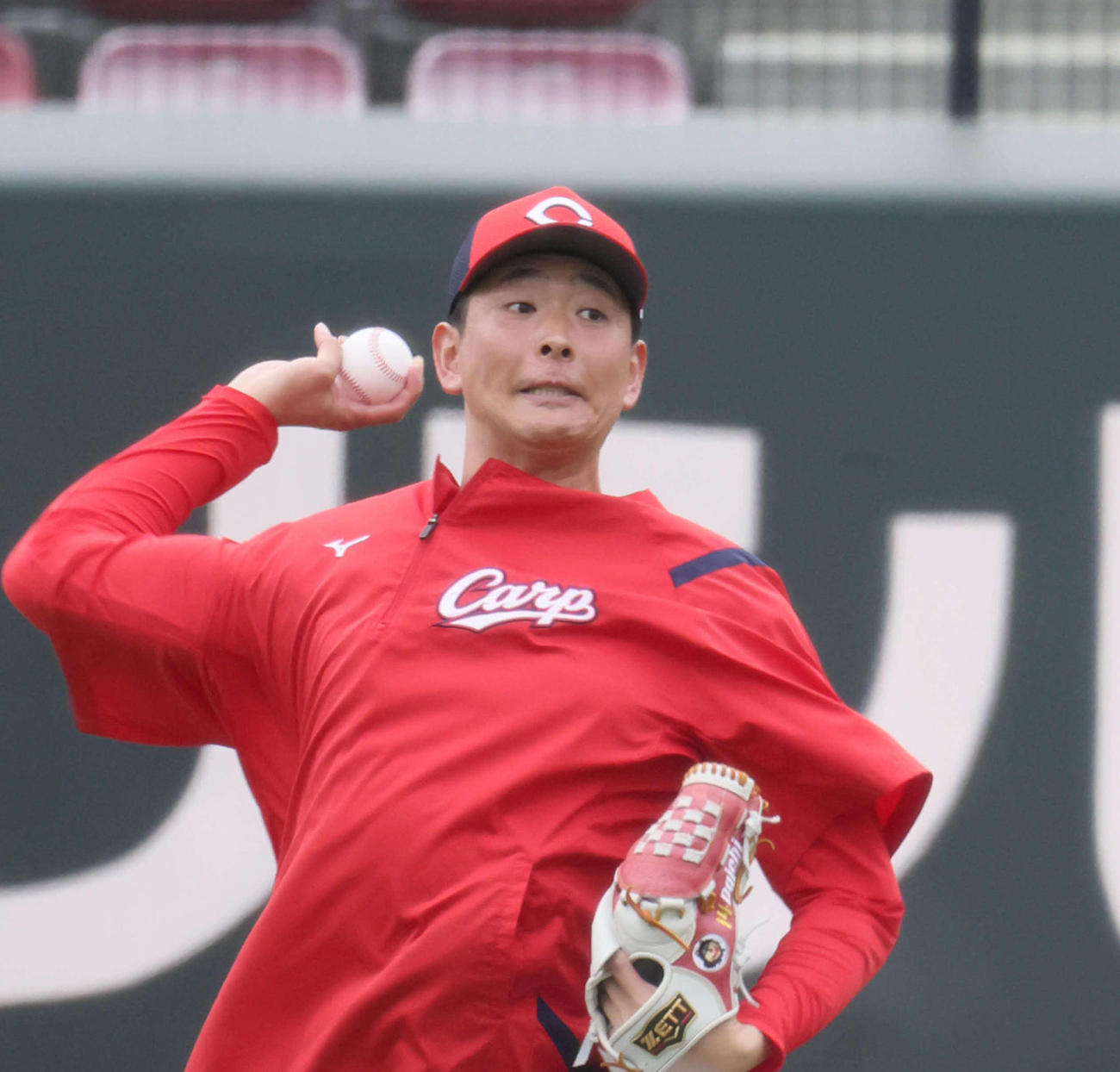 キャッチボールをする広島大瀬良（撮影・加藤孝規）