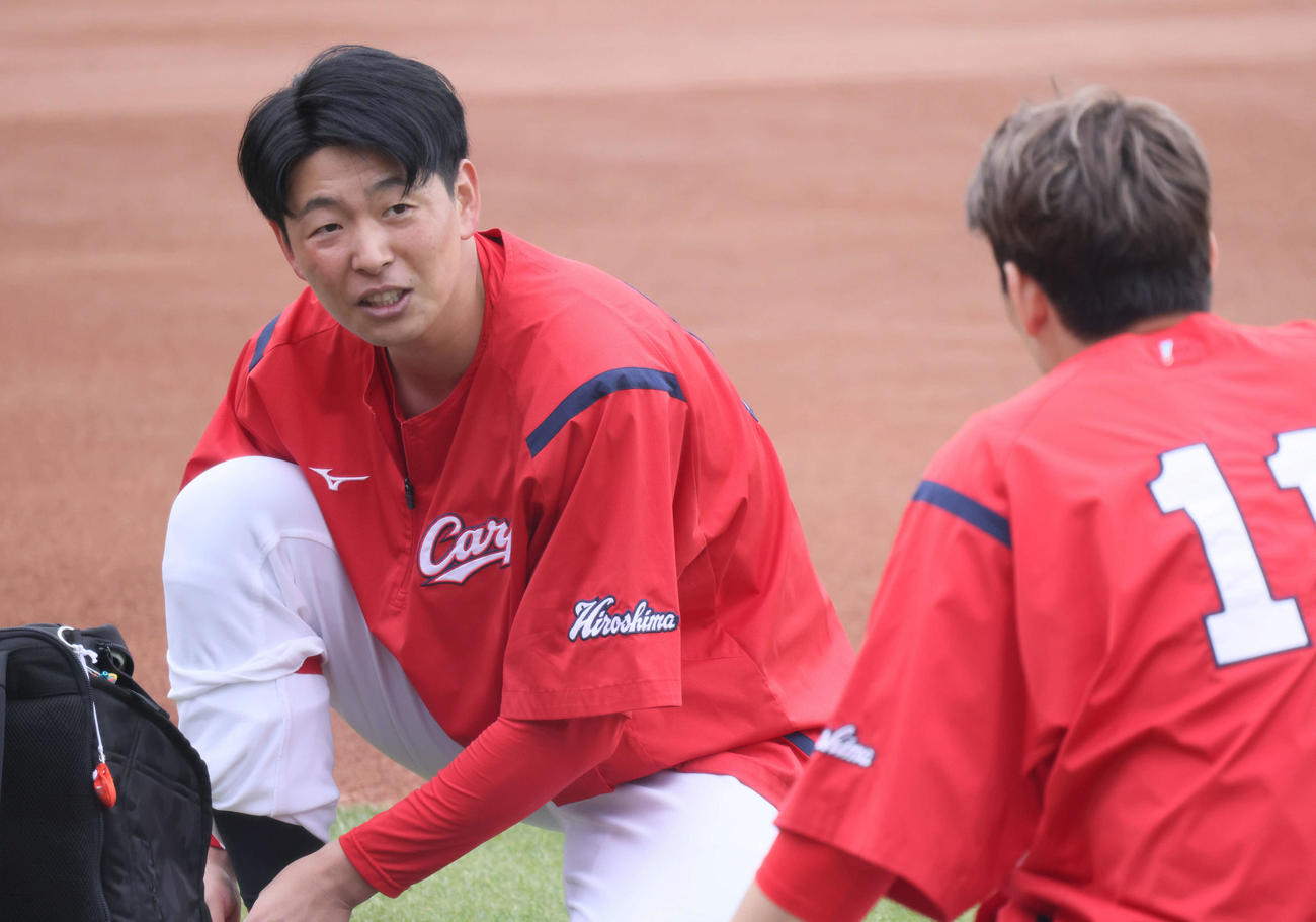 九里と話し合う大瀬良（左）（撮影・加藤孝規）