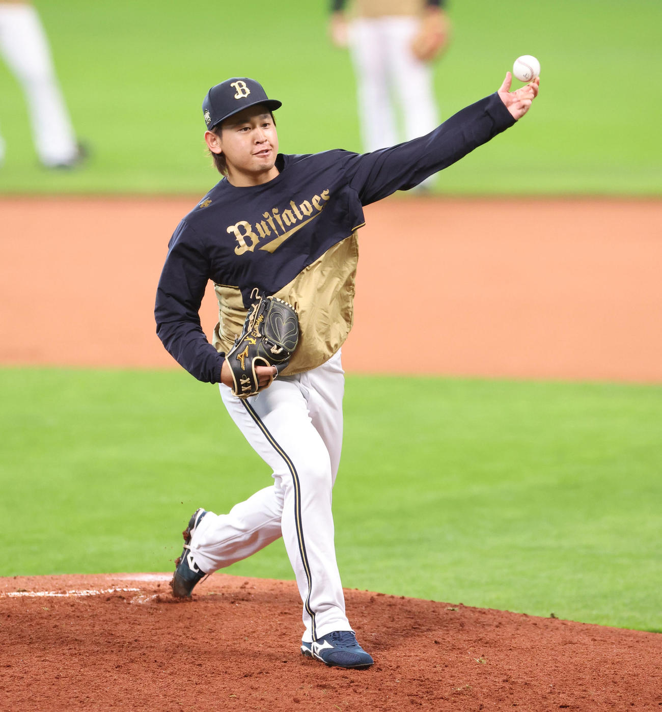 エスコンフィールド北海道のマウンドで投球練習をするオリックス宮城（撮影・佐藤翔太）