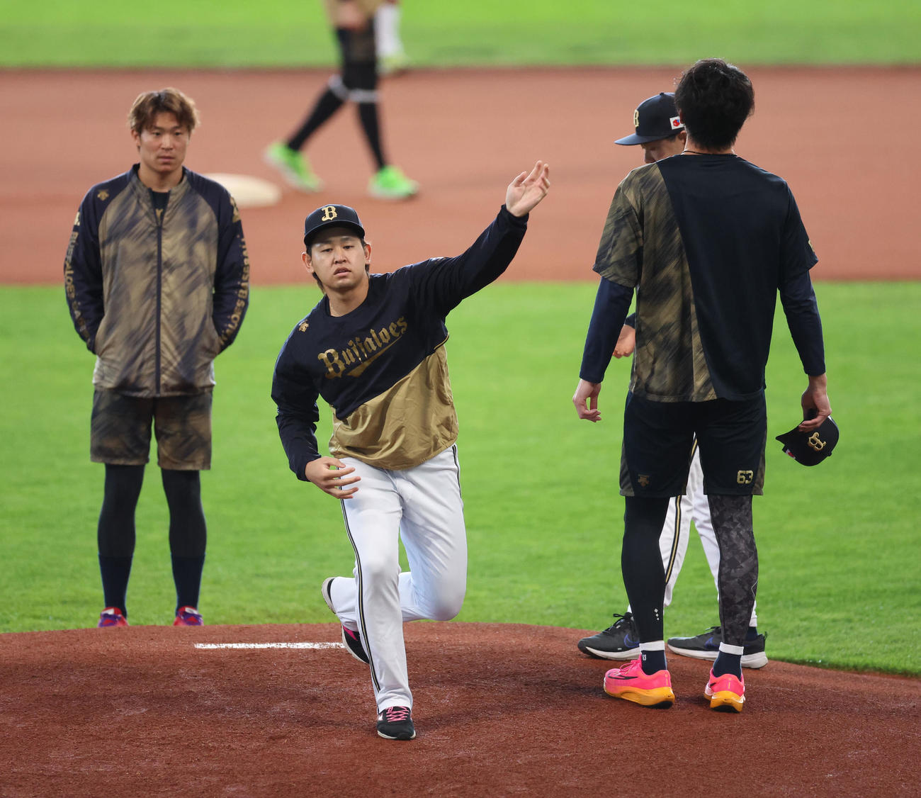 マウンドの感触を確認するオリックス宮城（撮影・佐藤翔太）