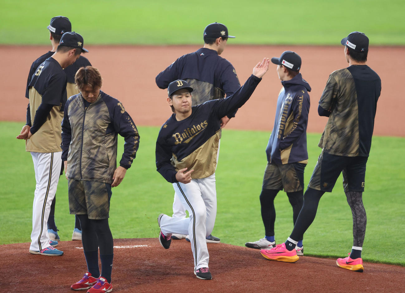 マウンドの感触を確認するオリックス宮城（撮影・佐藤翔太）