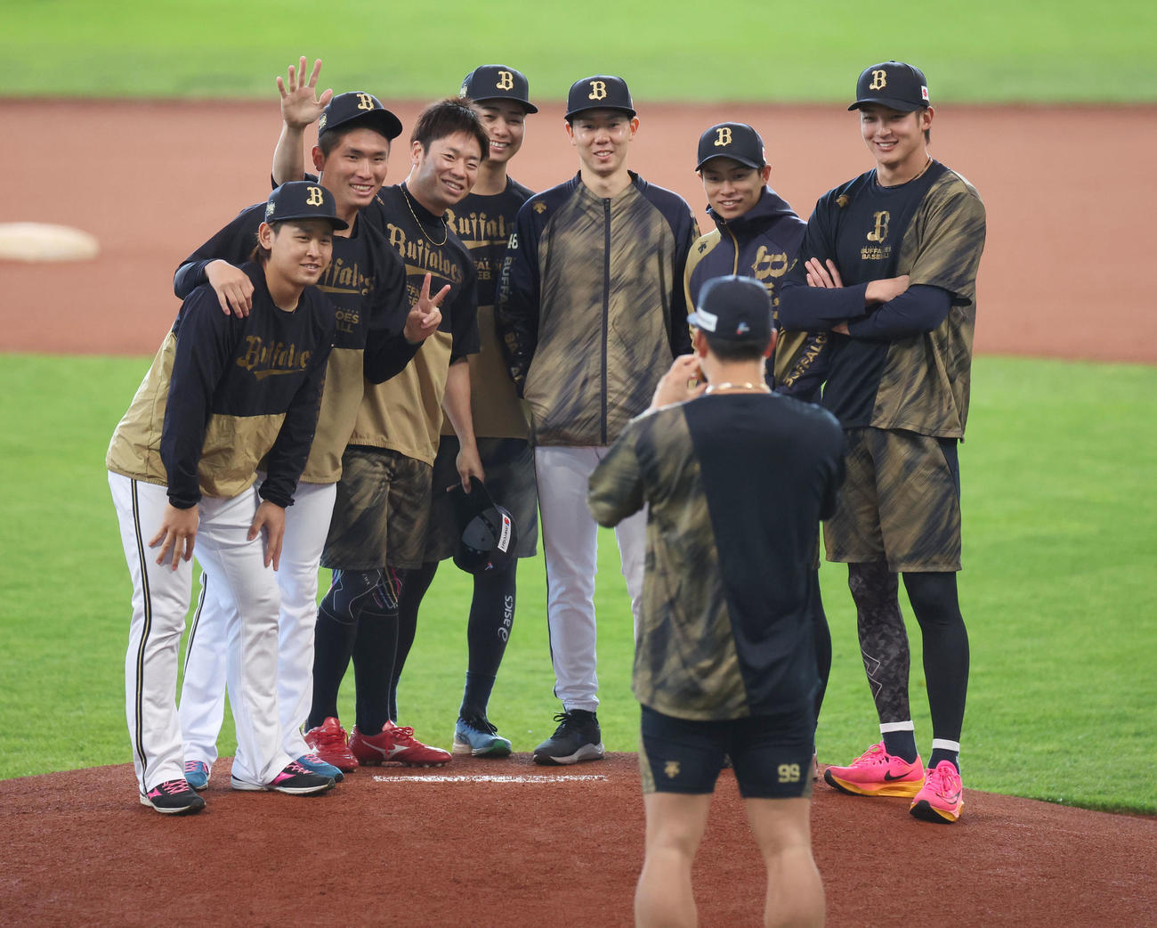 マウンドで記念撮影をするオリックス宮城（左）ら投手陣。撮影者は杉本（撮影・佐藤翔太）